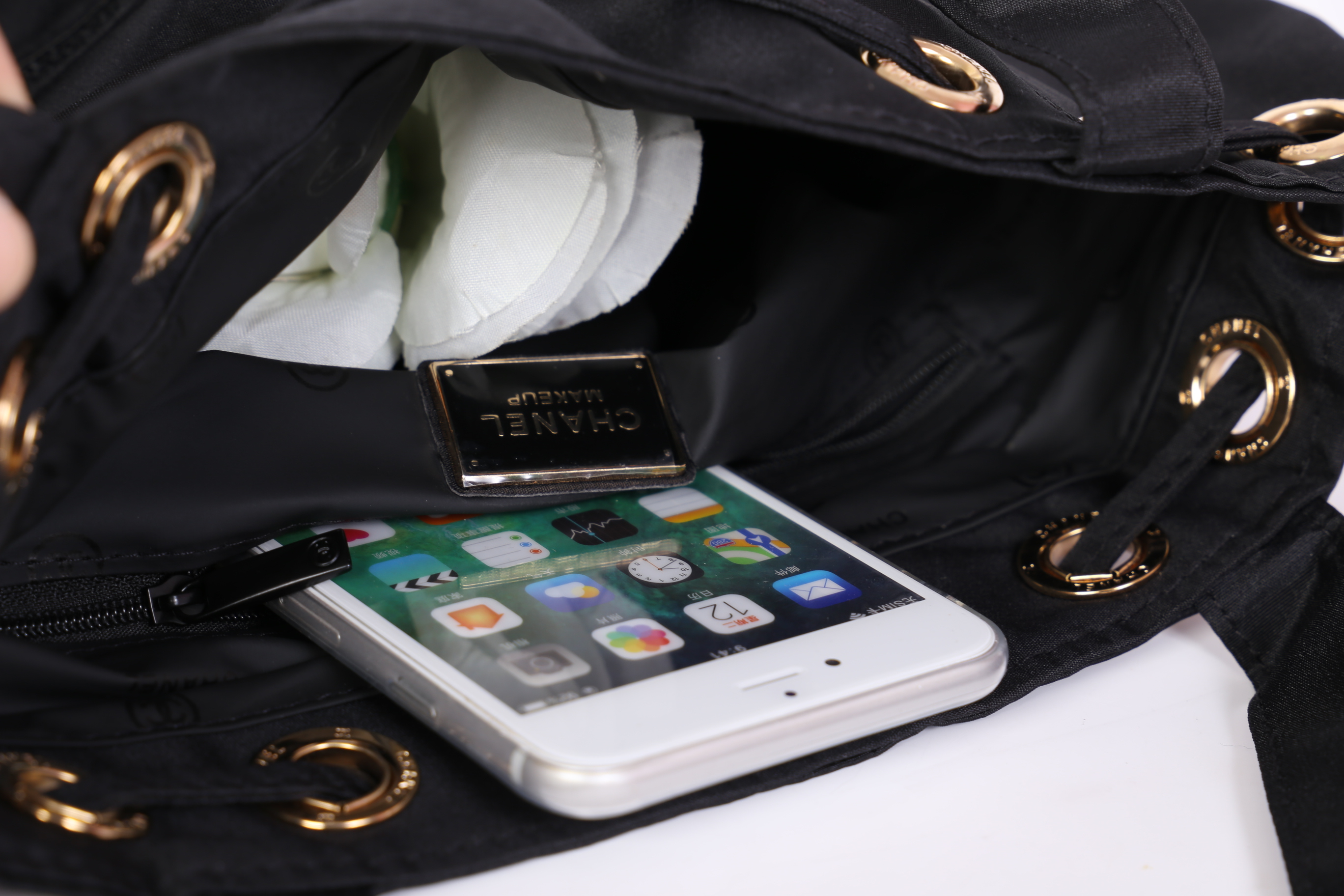 Chanel Drawstring Cross-body Bag (2017) วัสดุ (Material) : Nylon กระเป๋าจากแบรนด์ chanel รุ่นใหม่ปี 2017 มาแล้วค่า ไม่ต้องบรรยายดูจากรูปได้เลย สวยมาก ได้ลุคคุณหนูมากกก ตรงอะไหล่ทองปั๊มโลโก้ อย่างดี เป็นทรงกระดุมแม่เหล็กค่ะ