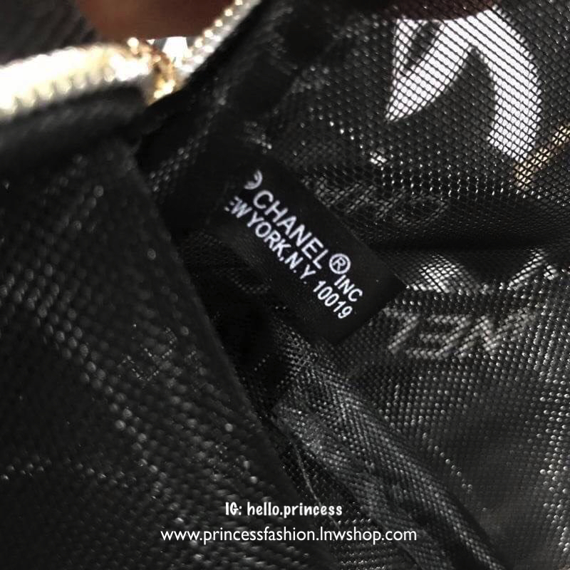 Chanel GWP Shopping Bag With Pouch VIP Gift With Purchase 2 in 1 กระเป๋าสะพายทรง Shopping Bag พร้อมกระเป๋า Pouchใบเล็กเเพ็คคู่ VIP. gift แท้ จาก Chanel Perfume Counter วัสดุ Nylon โปร่ง คุณภาพดี ใบใหญ่ เปิดปิดด้วยแม่เหล็กซ่อนด้านใน พร้อมสายสะพายโซ่อะไหล่ท