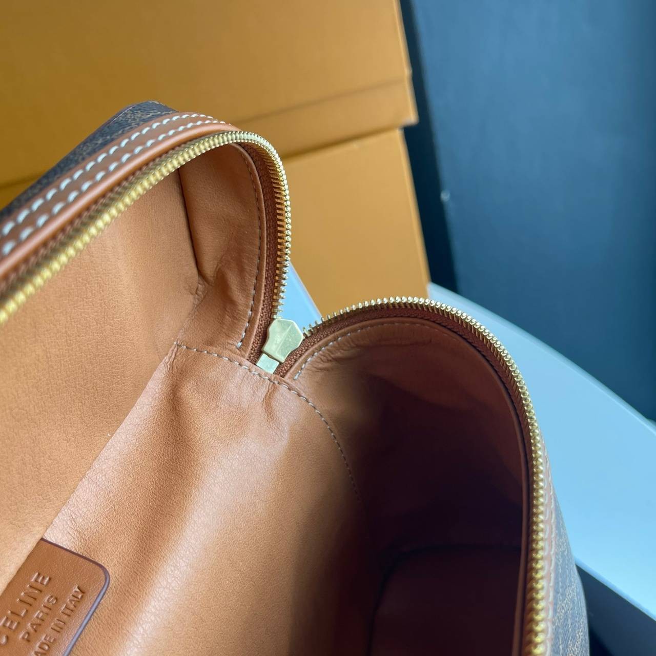 หนังแท้ CELINE VANITY VINTAGE BAG / Celine Macadam Vanity Bag Dark brown กระเป๋าถือ ใส่เครื่องสำอางค์หรือของใช้ต่างๆได้ ภายในโล่งกว้าง ซิปรอบใช้งานง่าย จุของได้เยอะ เกรดออริจินอลงานหนังแท้ทั้งใบ พิมพ์ลายคมชัด ปั้มลายชัดเจน ภาพสินค้าถ่ายจากงานขายจริง ใช้งา