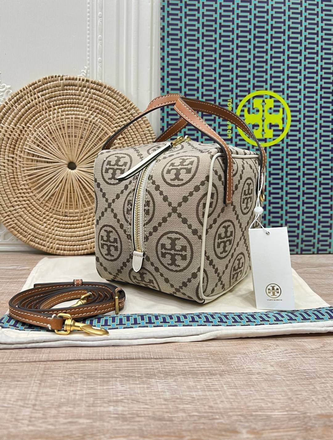 TORY BURCH T MONOGRAM JACQUARD CUBE BAG 🎁พร้อมส่งที่ไทยใหม่ล่าสุด! ปีใหม่นี้เราต้องมีกระเป๋าสวยและเก๋ไว้ใช้กันค่ะ กับกระเป๋าทรง CUBE ดีไซด์ให้ดูเรียลร่วมสมัยมากขึ้น สามารถหยิบจับของได้ง่าย ทรงกระเป๋าแบบกล่อง