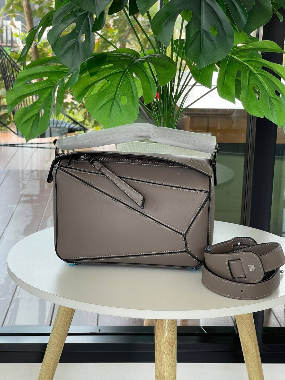 Loewe Puzzle Bag In Classic กระเป๋าทรง Puzzle นี้ออกแบบโดย Jonathan Anderson โดยได้รับแรงบันดาลใจในการออกแบบมาจากรูปทรงของลูกรักบี้ ดังนั้น จึงจะเห็นได้ว่าการตัดเย็บและรูปทรงของกระเป๋านั้นคล้ายคลึงกับลูกรักบี้ รูปทรงดูมินิมอลไม่ทิ้งคอนเซ็ปต์ของแบรนด์ สามา