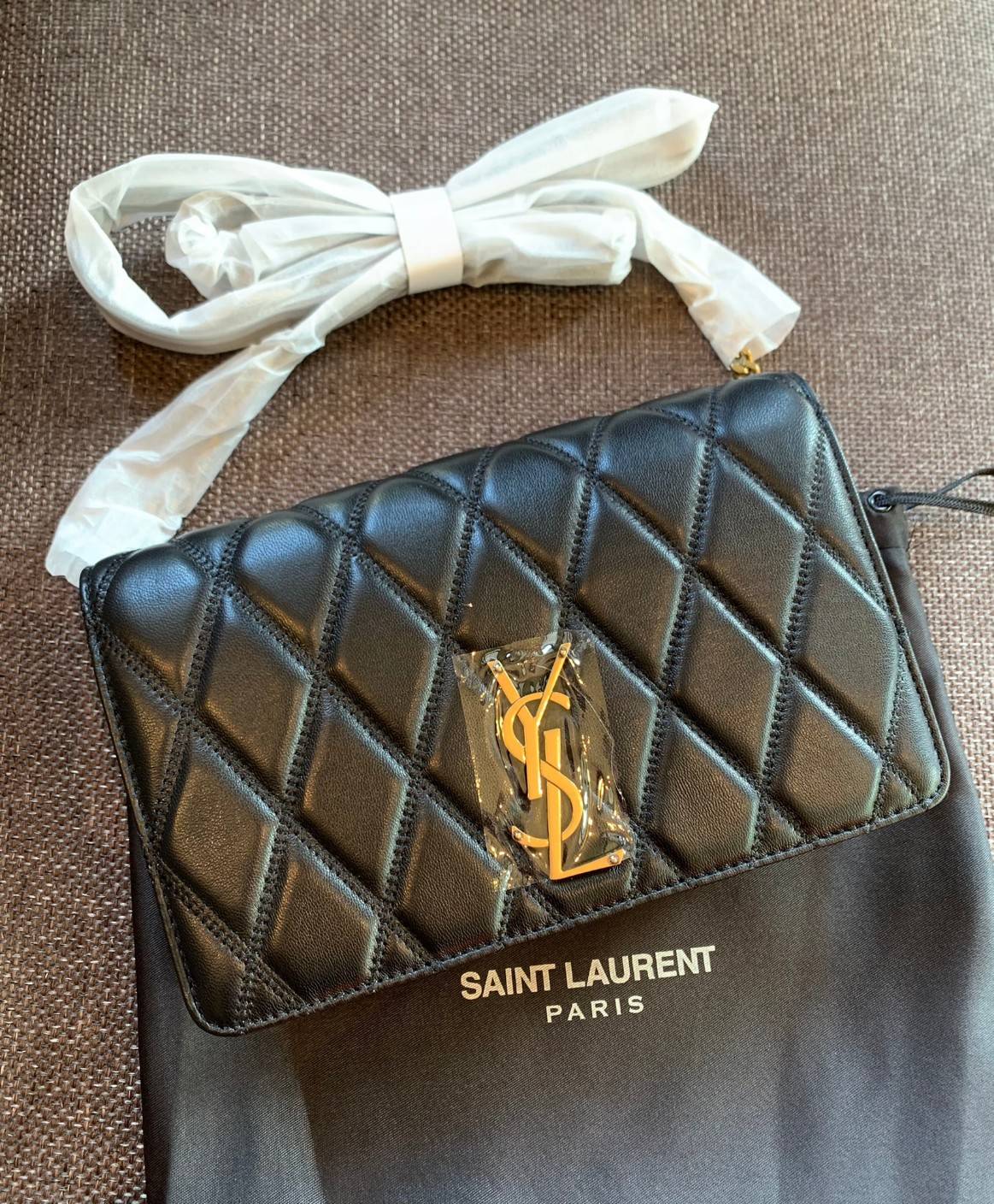 Yves Saint Laurent Shoulder Bag//Clutch Bag พร้อมส่งที่ไทย ทันใช้สงกรานต์นี้กันค่าา! กระเป๋าสะพายข้าง หรือสามารถทบสายเป็นสายคู่เป็นแบบคล้องไหล่ได้และสามารถถอดสายออกถือแบบคลัทออกงานก็ยิ่งสวยโดดเด่นมากๆเลยค่ะ หนังแท้อย่างดี หนังนิ่มน่าใช้ หลงไหลน้องแน่นอนค่