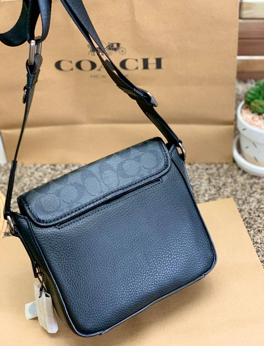 COACH SULLIVAN FLAP CROSSBODY IN SIGNATURE ((C9870)) ความเท๋ ความหล่อ ยกให้รุ่นนี้เลยค่าา พร้อมส่งก่อนใคร! ทรง สวยเก๋ กระเป๋าสะพายแบบครอสบอดี้ร์ของคุณผู้ชายเค้าเลยค่ะ หนังแท้2แบบสวยงาม น่าใช้มากๆ