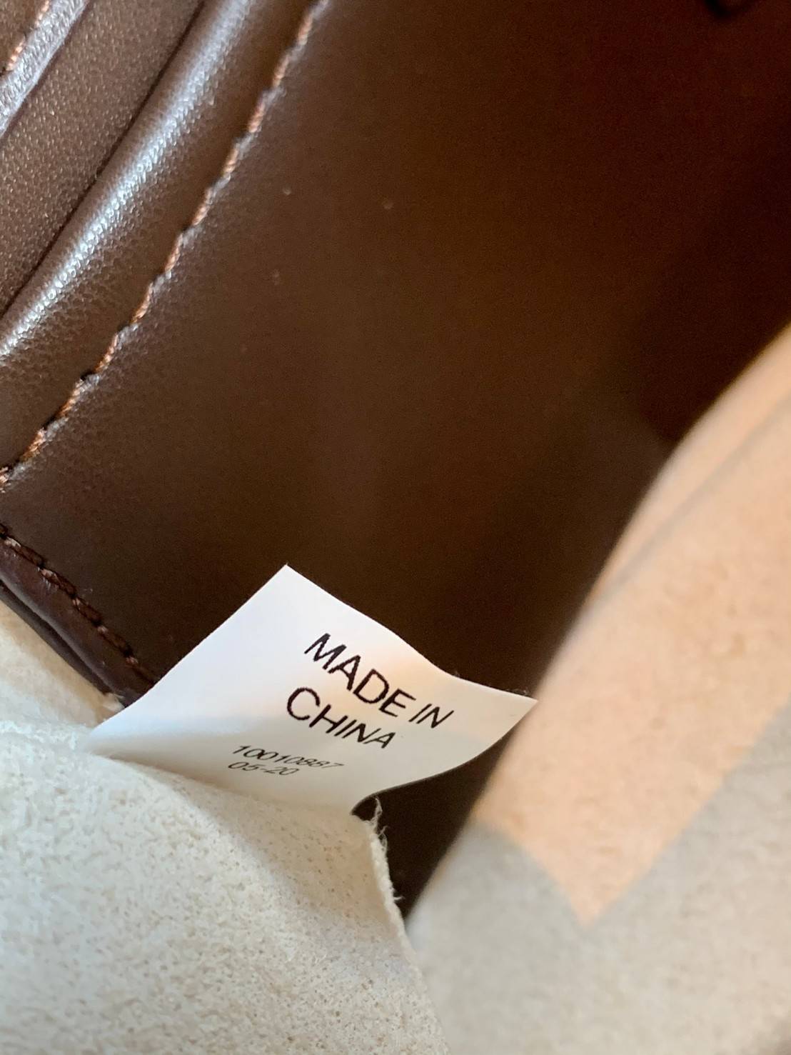 สีออกใหม่ แถมหายากด้วยค่าา! TORY BURCH KIRA CHEVRON SMALL FLAP SHOULDER BAG พร้อมส่งที่ไทย จำนวนจำกัดค่ะ! ✔️กระเป๋าคล้องไหล่หรือสะพายข้างได้ เปลี่ยนลุคดูไม่จำเจ 🔺หนังแกะแท้ ซึ่งจะคุณภาพดี เงา นิ่ม และราคาสูงกว่าหนังวัวนะคะ!