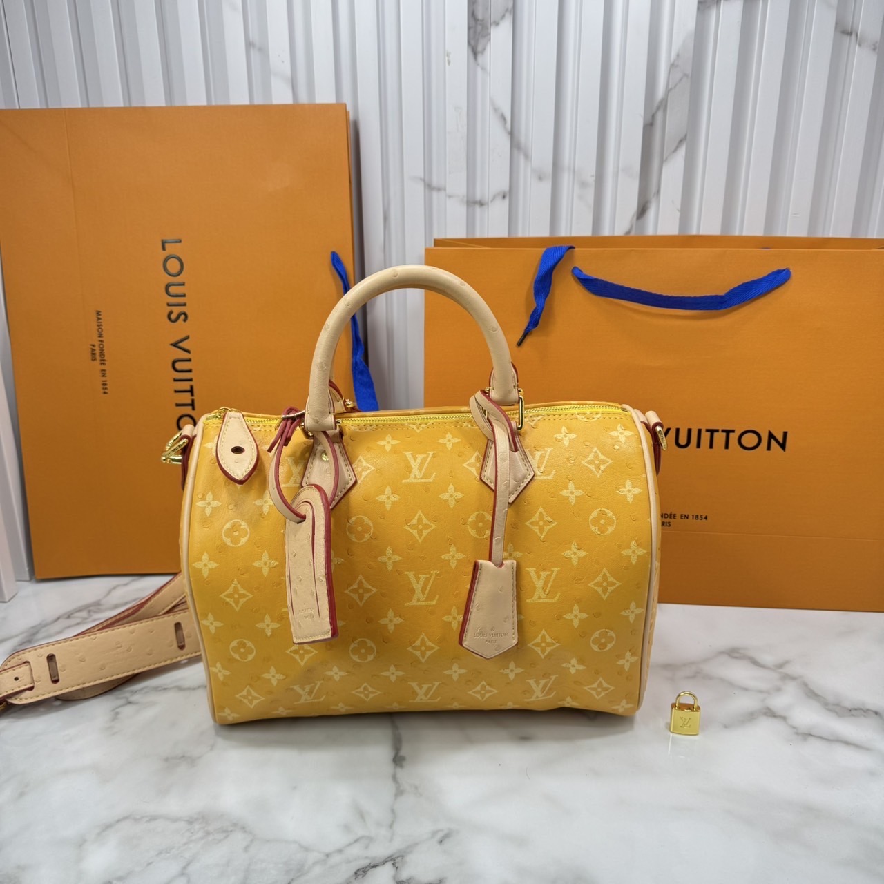 ORI หนังแท้ | LV Speedy P9 Bandoulière 30 Bag กระเป๋าสะพายทรงหมอนสปีดี้ใบใหญ่ คอลใหม่ล่าสุดหรูหราโดดเด่น แต่งลายนูนเพิ่มเท็กเจอร์เต็มใบ รูปทรงใช้งานง่ายสวยตลอดกาล