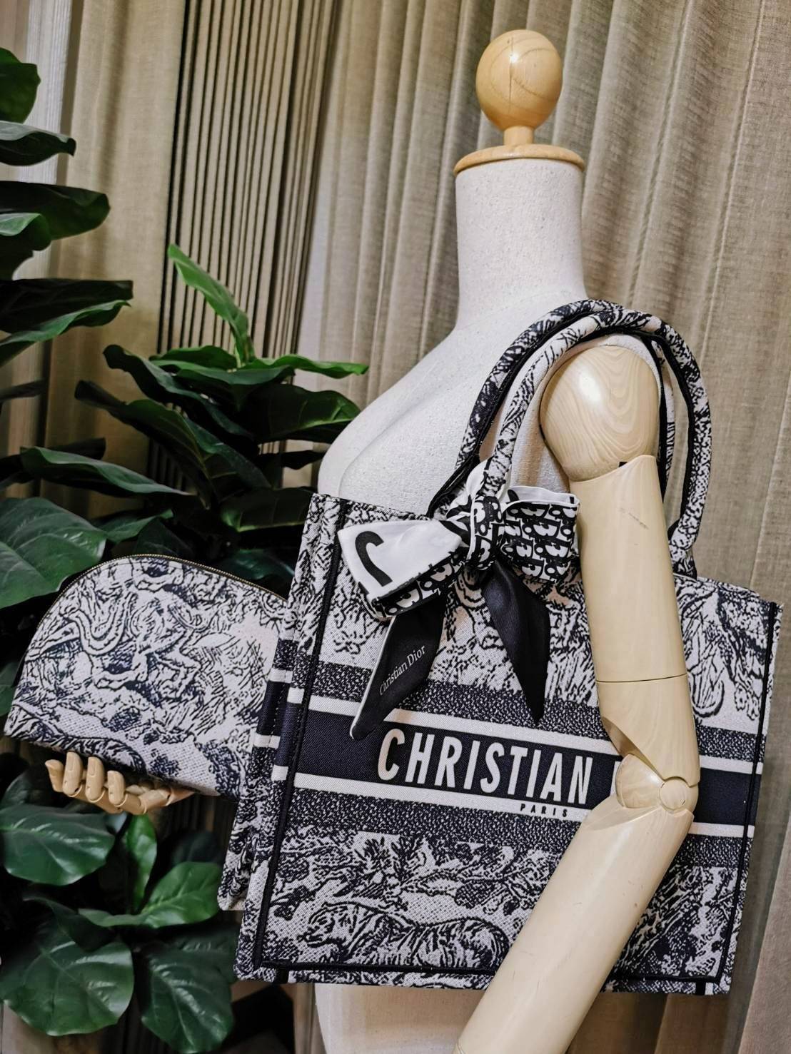 "ซื้อ1ได้ถึง2ใบ!" DIOR TOTEBAG WITH CLUTCH สวยหรูดูดี Setสุดคุ้มได้ทั้งกระเป๋า Dior Anagram Totebag + กระเป๋าคลัชเครื่องสำอาง + Dior Twilly สำหรับผูกกระเป๋าหรือผูกผมได้ ไอเท็มสุดฮิตสวยปังน่าใช้น่าสะสม มาพร้อมกล่องแบรนด์ จะซื้อใช้เองหรือมอบเป็นขอ