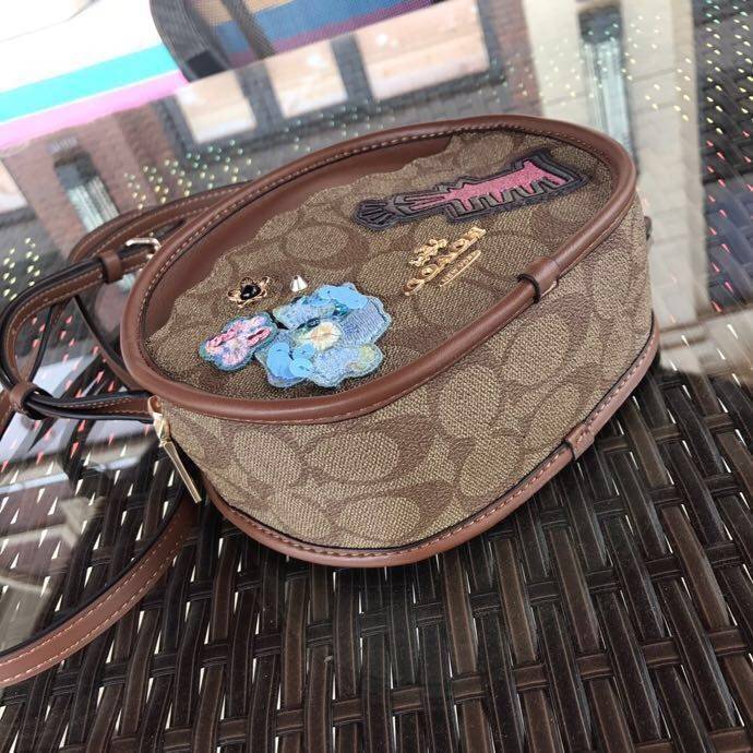 COACH KEITH HARING CANTEEN CROSSBODY IN SIGNATURE CANVAS WITH PATCHES F48730 กระเป๋าทรงกลมสุดเก๋ ไม่เหมือนใคร ตกแต่งลายให้มรความน่ารัก โดดเด่นขึ้นมา สะพายไปไหนก็สวยไม่เหมือนใคร ภายในกว้าง ใส่ของได้เยอะ กระเป๋าเปิดปิดด้วยซิป ใครย้งไม่มี รีบจับ รีบจองกันเลย