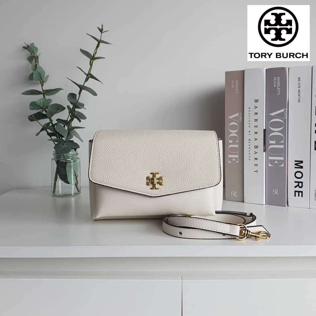 TORY BURCH CROSSBODY BAG กระเป๋าสะพายข้าง **หนังสวยมาก อะไหล่ทองวินเทจ ด้านหน้าประดับโลโก้แบรนด์ เปิดปิดด้วยตัวล็อคหมุน ภายในโล่งกว้างบุผ้าปั้มแบรนด์ มีช่องใส่ของ 3 ช่องใหญ่ พร้อมช่องซิปและที่เก็บบัตร มาพร้อมสายยาวถอด-ปรับระดับได้ ขนาดกำลังดี รีบคว้าด่วนค