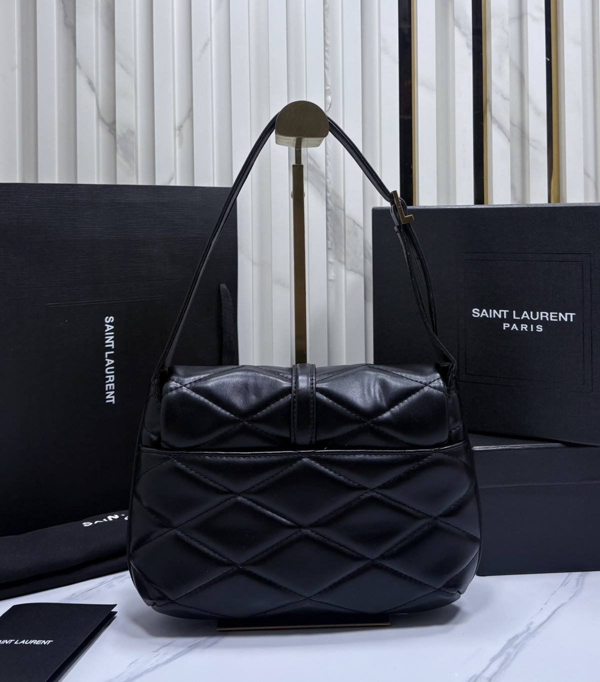 ORI หนังแท้ | YSL Le 57 Hobo Shoulder Bag / YSL Hobo Bag กระเป๋าสะพายทรงโฮโบ หนังสัมผัสนิ่มมือ ดีไซน์เรียบหรู ภายในโล่งกว้าง สามารถจุของสำคัญได้อย่างครบถ้วน ใบจริงหรูหรา ดูแพง มีไว้ติดบ้านสักใบ ยังไงก็คุ้มค่าจ้า