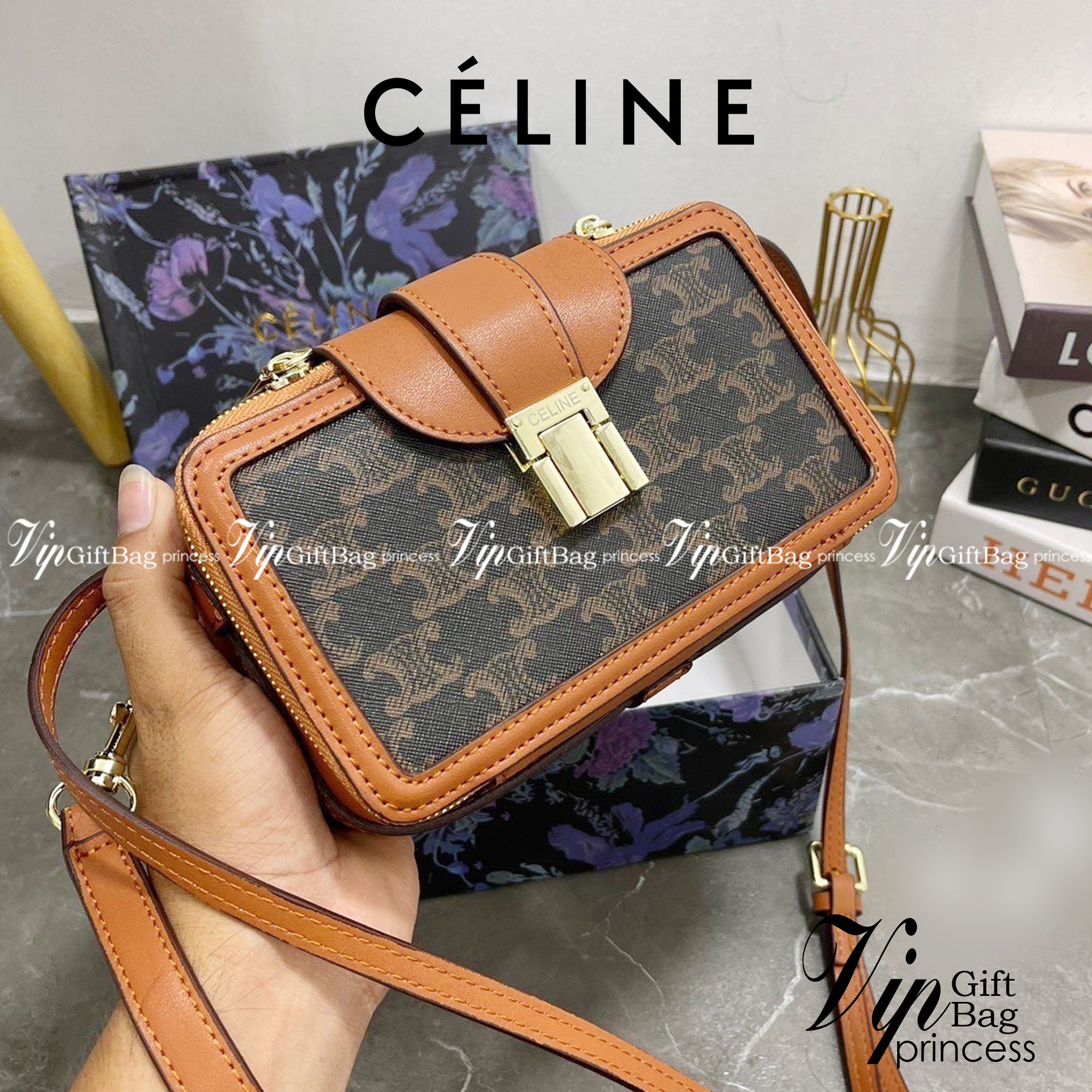 CELINE Phone Pouch With Flap In Triomphe Canvas / Celine Triomphe Pouch Crossbody Bag กระเป๋าใส่โทรศัพท์ซีลีนพร้อมส่ง ในวันที่ต้องการความคล่องตัว เราสามารถหยิบกระเป๋าใส่โทรศัพท์ประเภทนี้เพื่อใส่เพียงแค่โทรศัพท์ เงิน และของสำคัญชิ้นเล็ก ๆ ได้เลย โดยไม่ต้อง