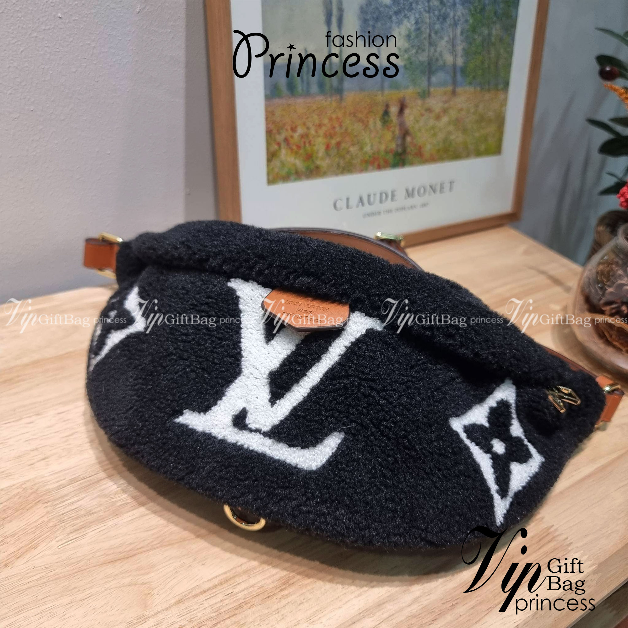 LV BUM BAG MONOGRAM TEDDY FLEECE / LV Teddy Limited Edition Bumbag ไอเท็มที่ต้องมี กับกระเป๋าคาดอก ดีไซน์เอกลักษณ์ โดดเด่นด้วยจัมโบ้ฟ้อนท์สีตัดกับตัวกระเป๋า เปิด-ปิดด้วยซิป ภายในเป็นช่องโล่ง โดยตัวกระเป๋าจะมีหูจับในตัว และสายสะพายที่สามารถปรับได้ตามตัว รุ