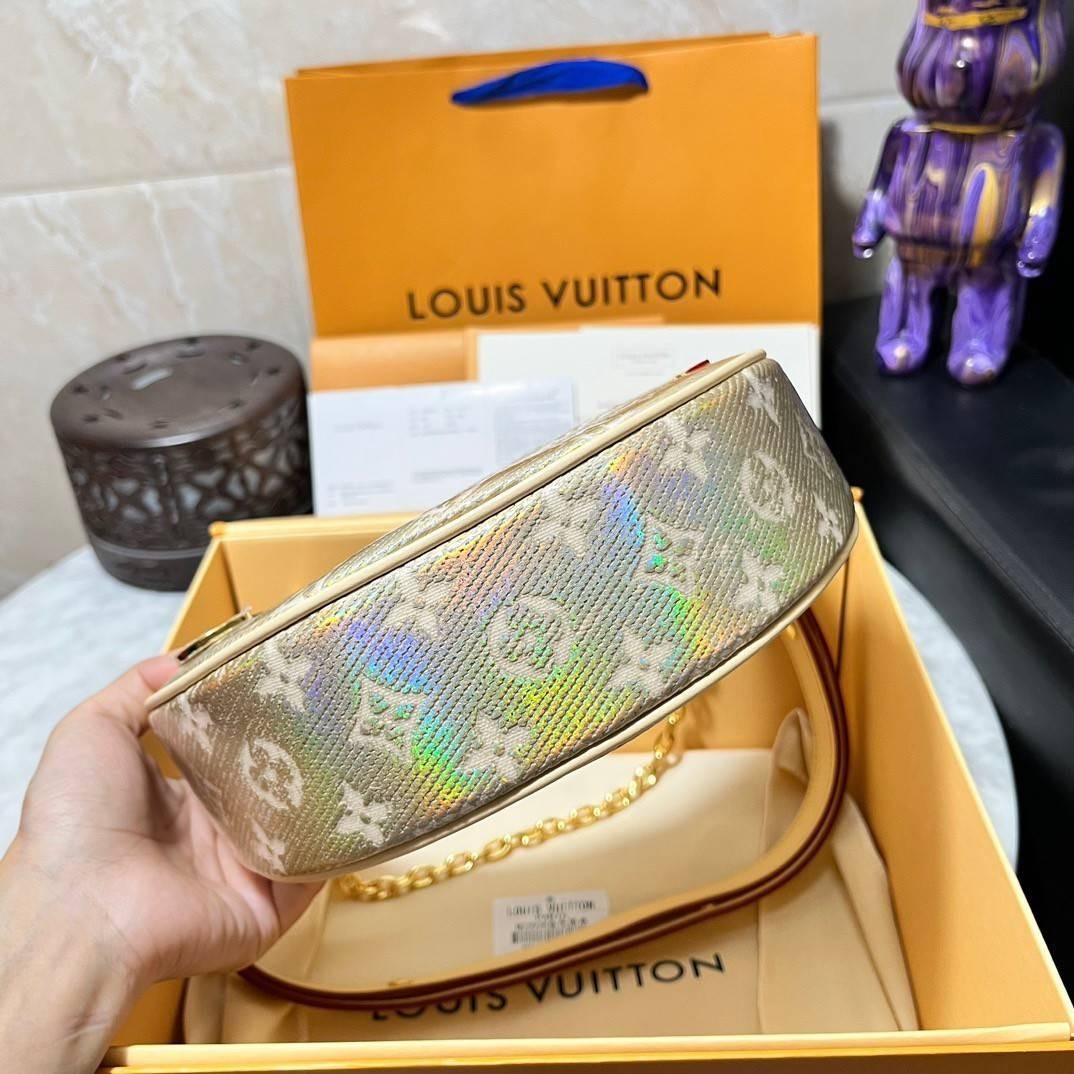 Lv gold loop monogram / LV Loop PM GOLD Bag เกรดท็อปออริจินอล มีความละเอียดของเนื้องานมากที่สุด ปราณีตตรงปกทุกใบ ใช้สลับของแท้ได้ ใช้งานต่างประเทศได้ เข้าออกผ่านทุก ตม.