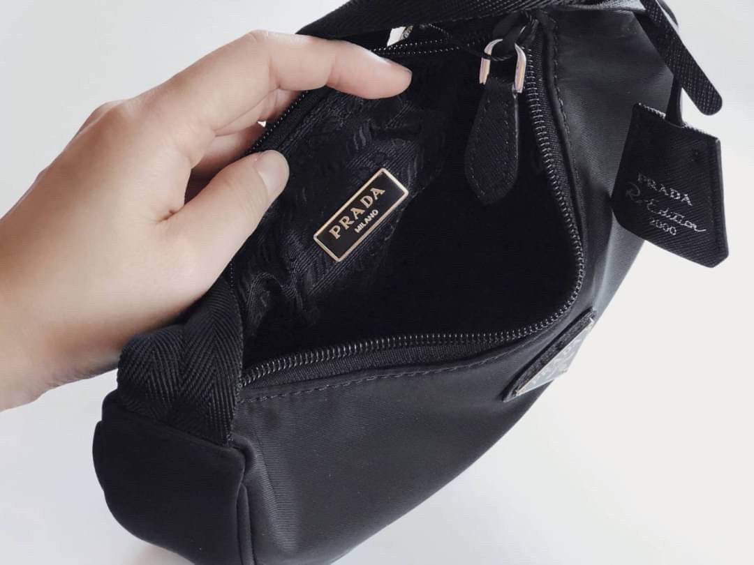 PRADA Nylon Mini Bag รุ่นใหม่แนะนำ!! พร้อมส่งครบ4สี รุ่นขายดีในตำนานค่ะ PRADA NYLON HANDBAGS ขนาดกะทัดรัด **อะไหล่เงิน วัสดุทำจากผ้าNylon อย่างหนา อยู่ทรง กันน้ำได้ หายห่วงคะ ด้านหน้ามีโลโก้แบรนด์ เปิดปิดด้วยซิป มาพร้อมสายผ้า ไม่สามา