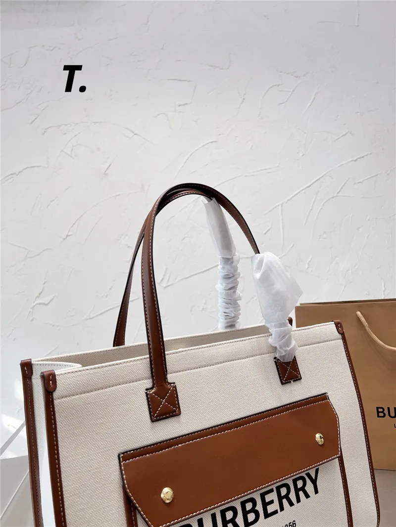 BURBERRY Leather-trimmed embroidered canvas tote / BURBERRY FRAGRANCES LARGE TOTE BAG / BURBERRY Freya Tote Bag วัสดุ Canvas & Leather ดีไซน์สวยอยู่ทรงสไตล์ Casual ด้านหน้ามีช่องใส่ของ ภายในโล่งกว้างและจุสุดๆสามารถใส่เอกสารA4 หนังสือ ของใช้ได้เยอะ หูหิ้วห