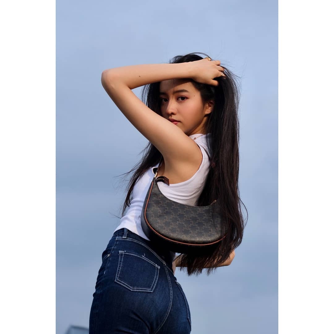 VIP GIFT 】หนังแท้ CELINE AVA BAG IN TRIOMPHE CANVAS AND CALFSKIN :RED กระเป๋าดีไซน์สวยหรูฮิตสุดในเกาหลี! หนังสวยอยู่ทรง เปิดปิดด้วยซิปแบรนด์สีทอง ภายในโล่งกว้างและจุสามารถใส่มือถือ กระเป๋าสตางค์ ของใช้ได้เยอะ สายสะพายหนังปรับได้อะไหล่ทองหรูมีโลโก้แบรนด์ ไ