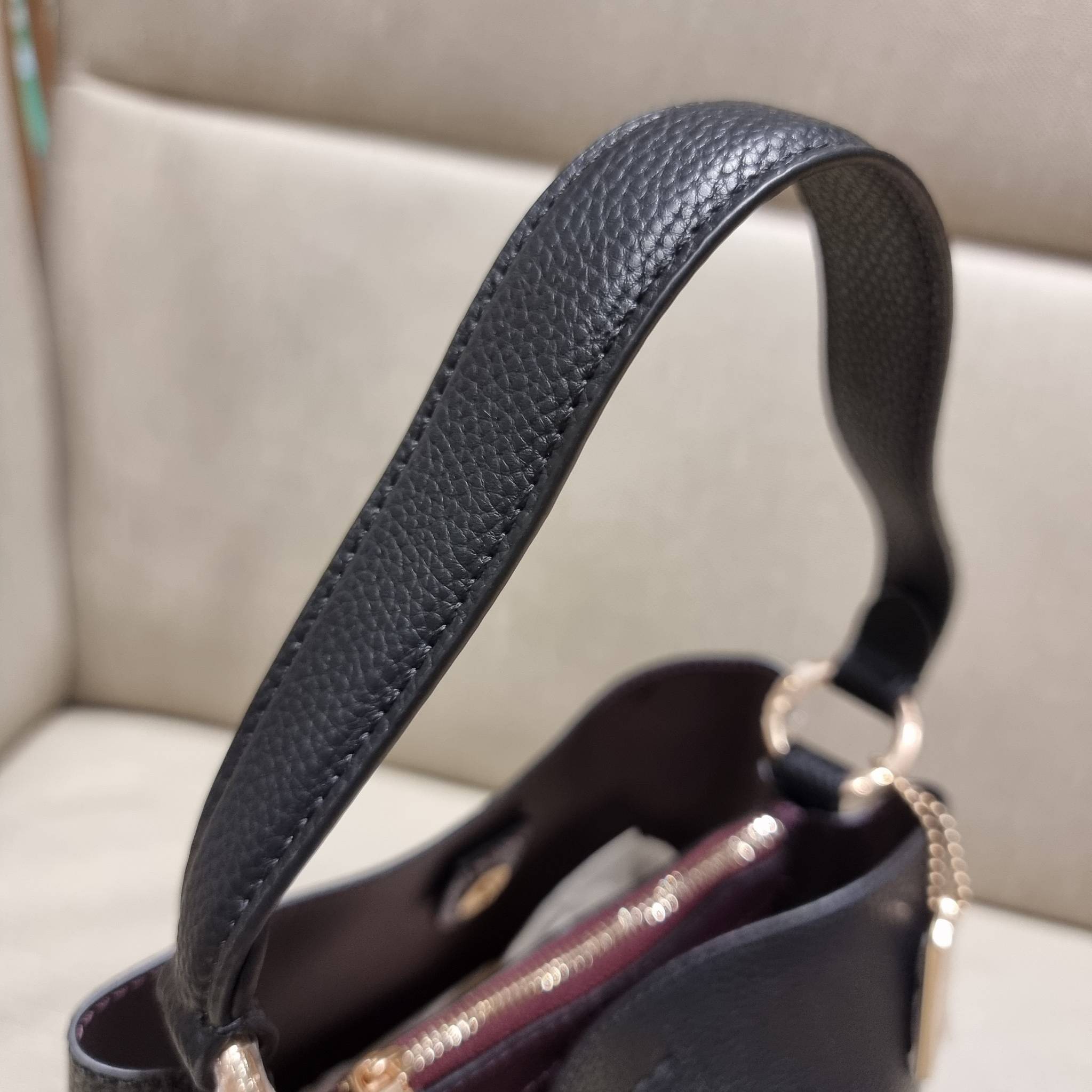 COACH 1011 SMALL TOWN BUCKET BAG รุ่นยอดนิยมใบเล็ก กระเป๋าทรงบัคเก็ต สีคลาสสิคเรียบหรู ตัดกับโลโก้สีทองดูโดดเด่น วัสดุหนัง pepble สวยคมทุกมุมจริงๆ!! เปิด-ปิดด้วยกระดุมแม่เหล็กทั้ง 2 ฝั่ง ภายในเป็นช่องโล่ง มาพร้อมสายสะพายปรับได้ตามตัว ขนาดใบนี้กำลังสวย สะพ