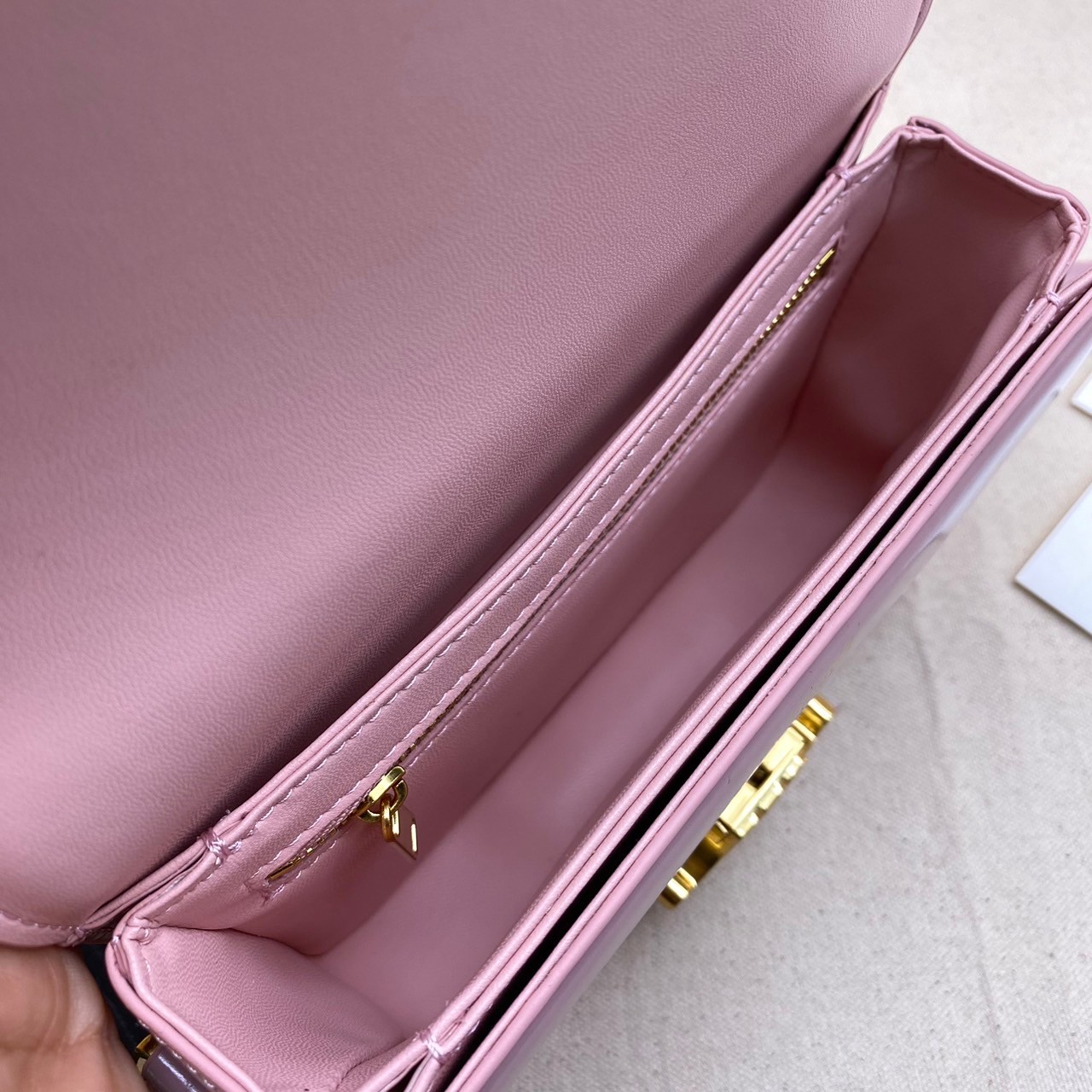 TEEN 18cm : CELINE TEEN TRIOMPHE BAG IN SHINY CALFSKIN / Celine Triomphe Bag / Celine Bag พร้อมส่ง 7 สี เกรดออริ 1:1 กระเป๋าแบรนด์หรูที่ควรมีแห่งปี รูปทรงสี่เหลี่ยมรุ่นฮอตฮิตของเหล่าดาราและเซเลบทั้งหลาย ดีไซต์เรียบหรู