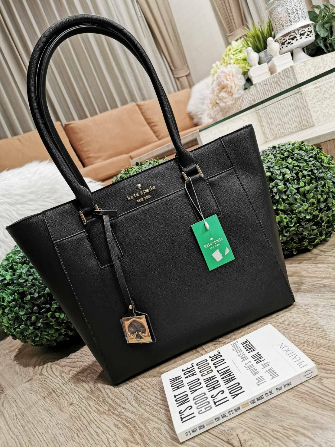 KATE SPADE NEW YORK TOTE BAG กระเป๋าถือหรือสะพายทรง Tote ใบใหญ่กำลังดีวัสดุหนัง Saffiano สวยอยู่ทรงสไตล์ PRADA น้ำหนักเบา ด้านหน้าประดับโลโก้แบรนด์พร้อมห้อย TAG สัญลักษณ์แบรนด์ที่หูหิ้ว เปิดปิดด้วยซิปแบรนด์สะดวกใช้ ภายในมีช่องแบ่งเป็นสัดส่วน มีช่องซิปกลาง