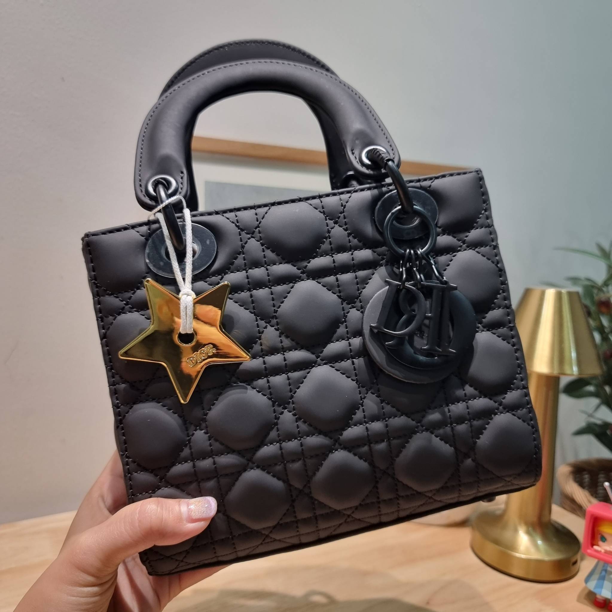 SMALL LADY DIOR MY ABCDIOR BAG Ultramatte Cannage Calfskin / CD LADY ULTRAMATTE BAG พร้อมส่ง กระเป๋าสะพายข้าง ดีไซน์เรียบง่าย แต่แฝงไปด้วยความหรูหรา ทรงกล่องคลาสสิค โดดเด่นด้วยพวงกุญแจอะไหล่สีเดียวกับตัวกระเป๋า ผิวแมทท์ ลายเส้นซ้อนทับสวยงาม