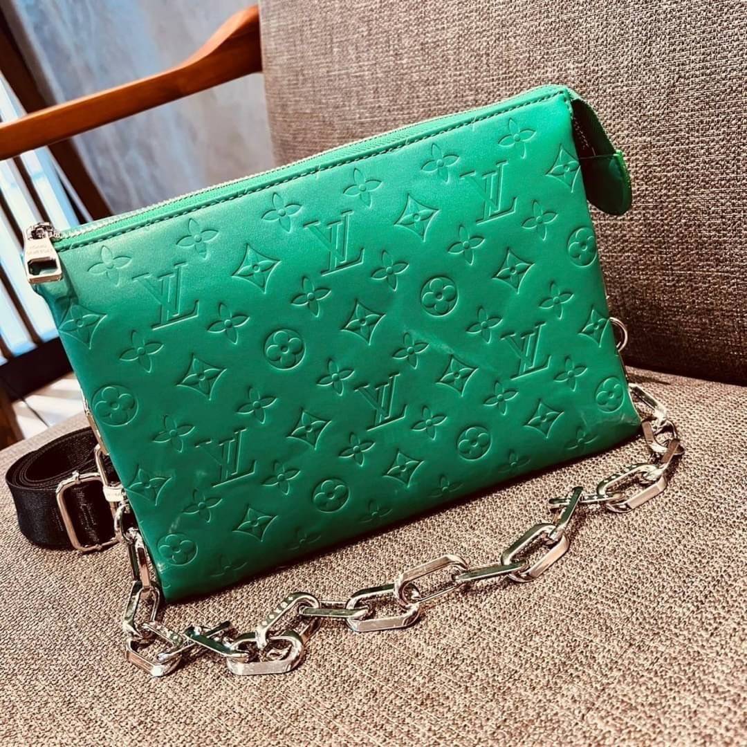 LV HANDLE POUCH MONOGRAM / LV Coussin กระเป๋าสะพายกึ่งคลัชท์ สุดล้ำ มาแรงมาก ด้วยความสวยปังตั้งแต่แรกเห็น วัสดุหนังแกะปั๊มลายสวยคม มาพร้อมสาย 2 เส้น เลิศๆ มีสายโซ่ที่มีดีเทลละเอียดไม่ซ้ำ และสายสปอร์ตครอสบอดี้ ที่จะคล้องไว้ทั้งสองเส้นก็ดีงาม หรือสลับใช้ตาม