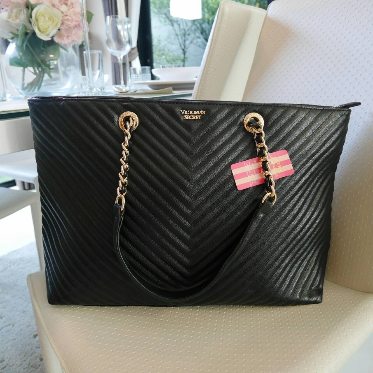 Victoria's Secret Shoulder Bag กระเป๋าสะพายทรงหรูจาก Victoria's Secret หนัง PU หนา รับน้ำหนักได้เยอะ เปิดปิดด้วยซิป ด้านหน้าประดับตัวอักษร VS ภายในมีช่องซิปและช่องใส่ของ จุได้เยอะค่ะ ใส่เอกสาร A4 หนังสือ ipad ได้สบาย เป็นอีกหนึ่งรุ่นเเนะนำที่สาว