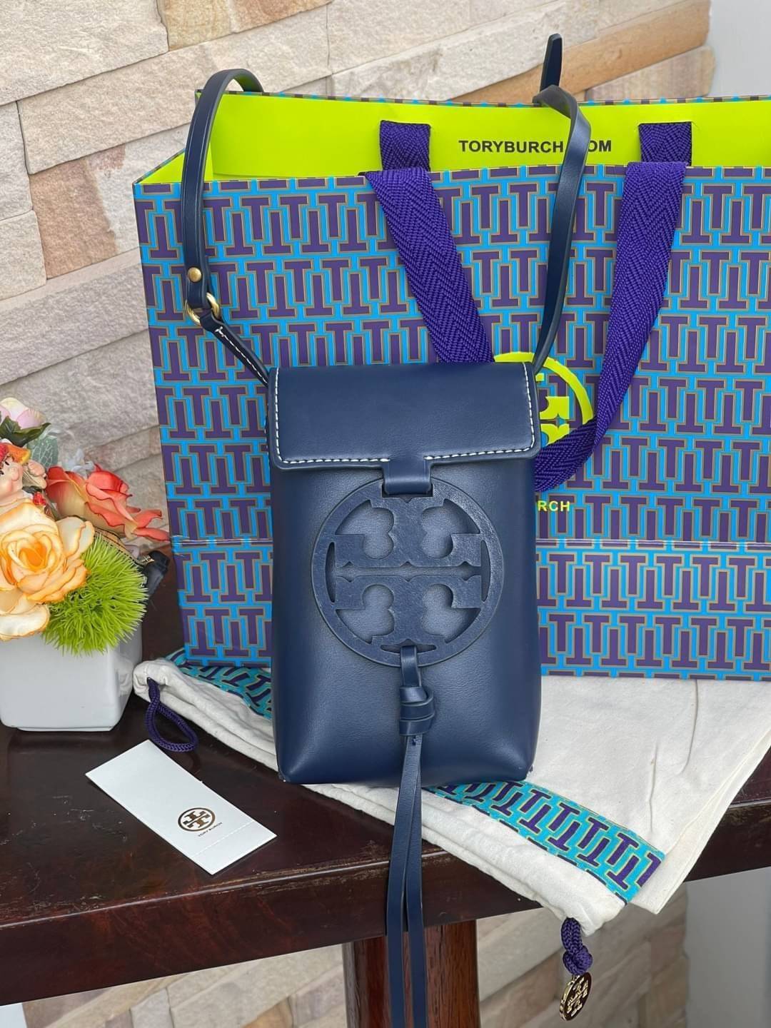 TORY BURCH MILLER METAL PHONE CROSSBODY อีกหนึ่งกระเป๋าใส่มือถือรุ่นฮิตที่เชื่อว่าหลาย ๆ คนต้องเคยเห็นผ่าน ๆ ตามาอย่างแน่นอน กับแบรนด์ Tory Burch ดีไซน์กระเป๋าทรงฝาพับแม่เหล็กใช้งานง่าย มาพร้อมดีเทล Logo สีเดียวกับเฉดสีของกระเป๋า แต่ยังมีความน่ารักด้วยทรง