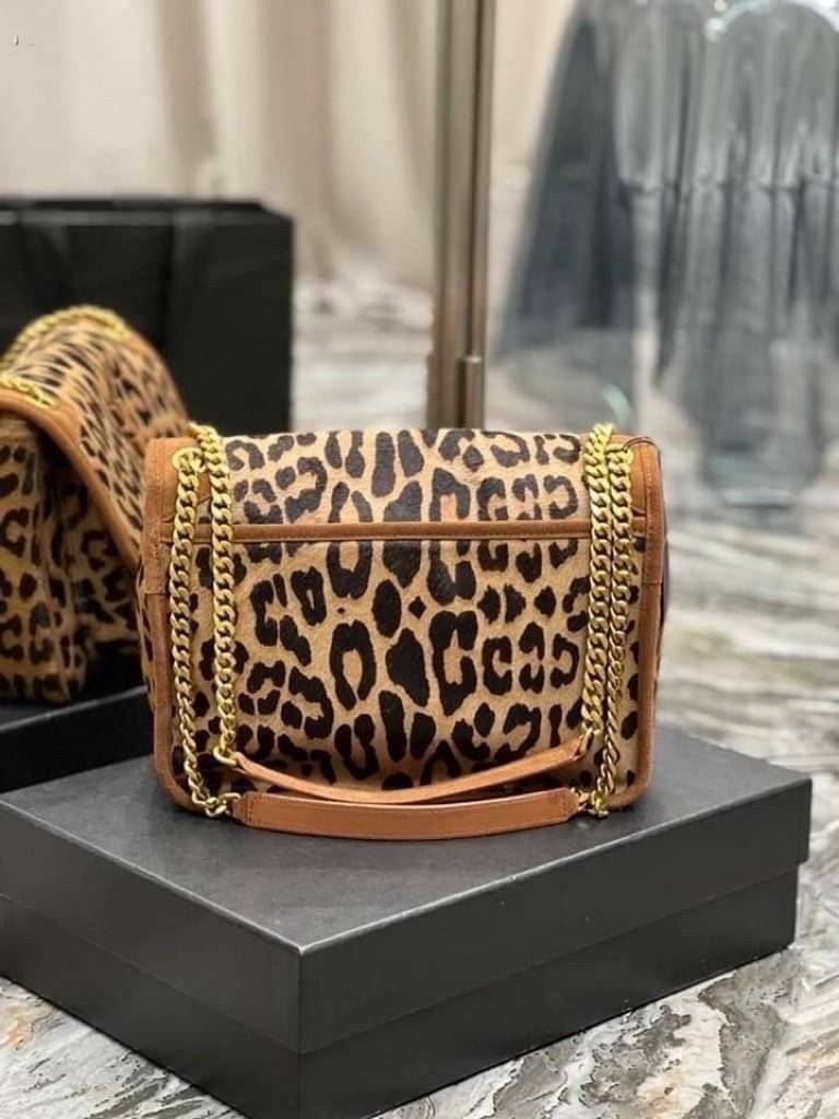 YSL Medium Leopard Niki Shoulder Bag / Saint Laurent Niki medium animal print shoulder bag กระเป๋าสะพายรุนใหม่ล่าสุด ลาย Leopard โดดเด่น งานสวย ด้านหน้าประดับโลโก้แบรนด์ และมีช่องสำหรับเก็บของที่หยิบใช้บ่อย ตอบโจทย์การใช้ชีวิตระหว่างวันได้ดีมากๆ สายสพายดี