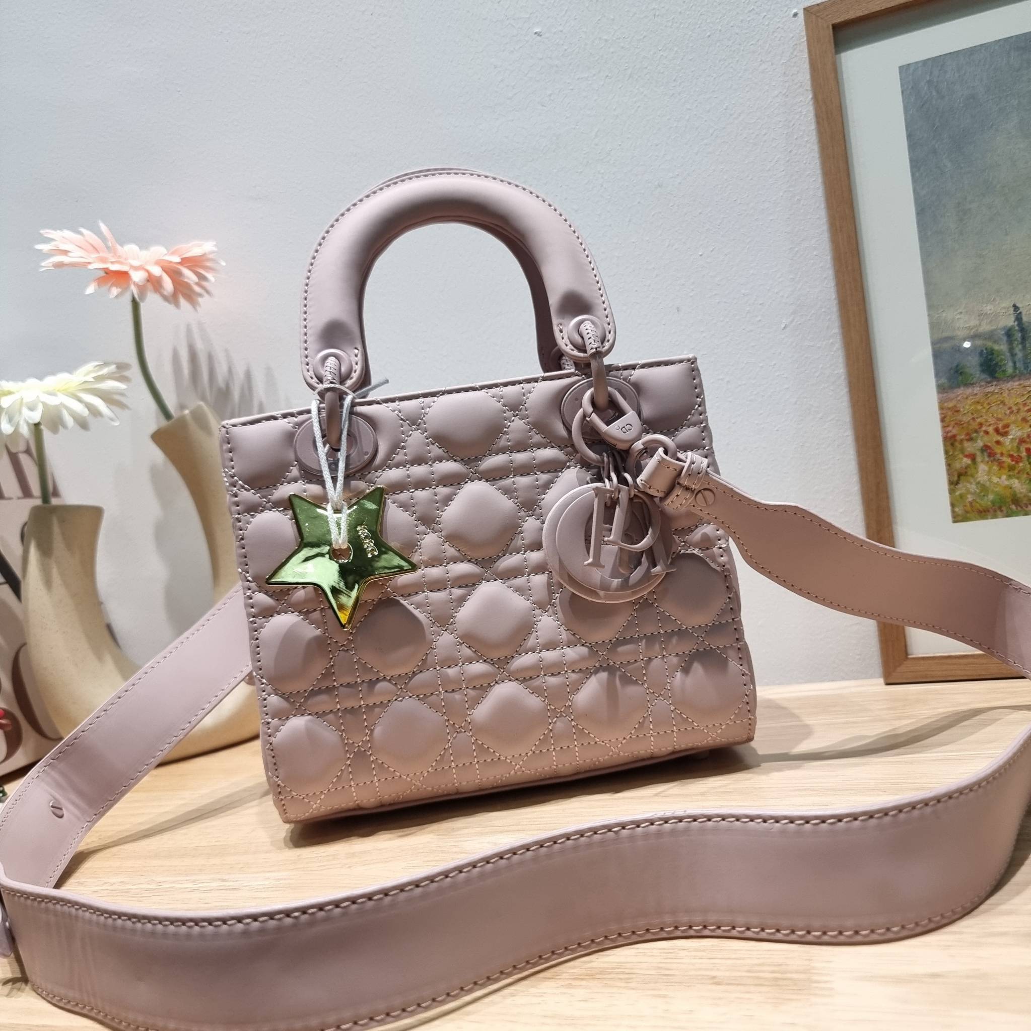 SMALL LADY DIOR MY ABCDIOR BAG Ultramatte Cannage Calfskin / CD LADY ULTRAMATTE BAG พร้อมส่ง กระเป๋าสะพายข้าง ดีไซน์เรียบง่าย แต่แฝงไปด้วยความหรูหรา ทรงกล่องคลาสสิค โดดเด่นด้วยพวงกุญแจอะไหล่สีเดียวกับตัวกระเป๋า ผิวแมทท์ ลายเส้นซ้อนทับสวยงาม