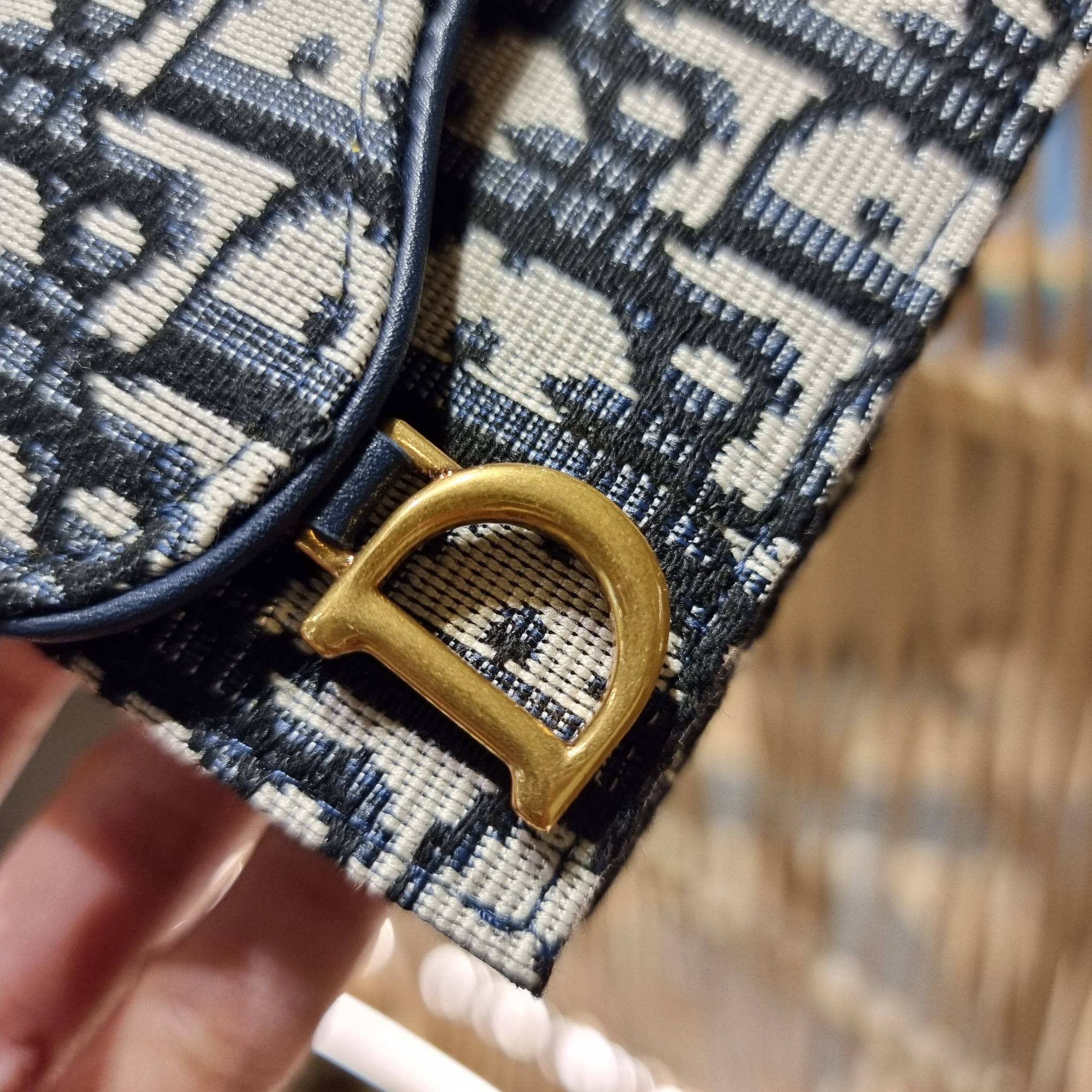 VIP 】CD MULTI WALLET WITH GWP กระเป๋าสตางค์ขนาดเหมาะมือ กะทัดรัดไม่กินพื้นที่ พรีเมี่ยมกิ๊ฟจากเคาน์เตอร์ ดีไซน์แบบพับ ใช้งานง่าย น่ารักน่าใช้จริงๆ วัสดุผ้าแคนวาสปักลาย สลับหนังแท้ภายใน ภายในมีช่องใส่บัตร ใส่ธนบัตรได้ สะดวกใช้มากๆ มาพร้อม box set ในราคาที่