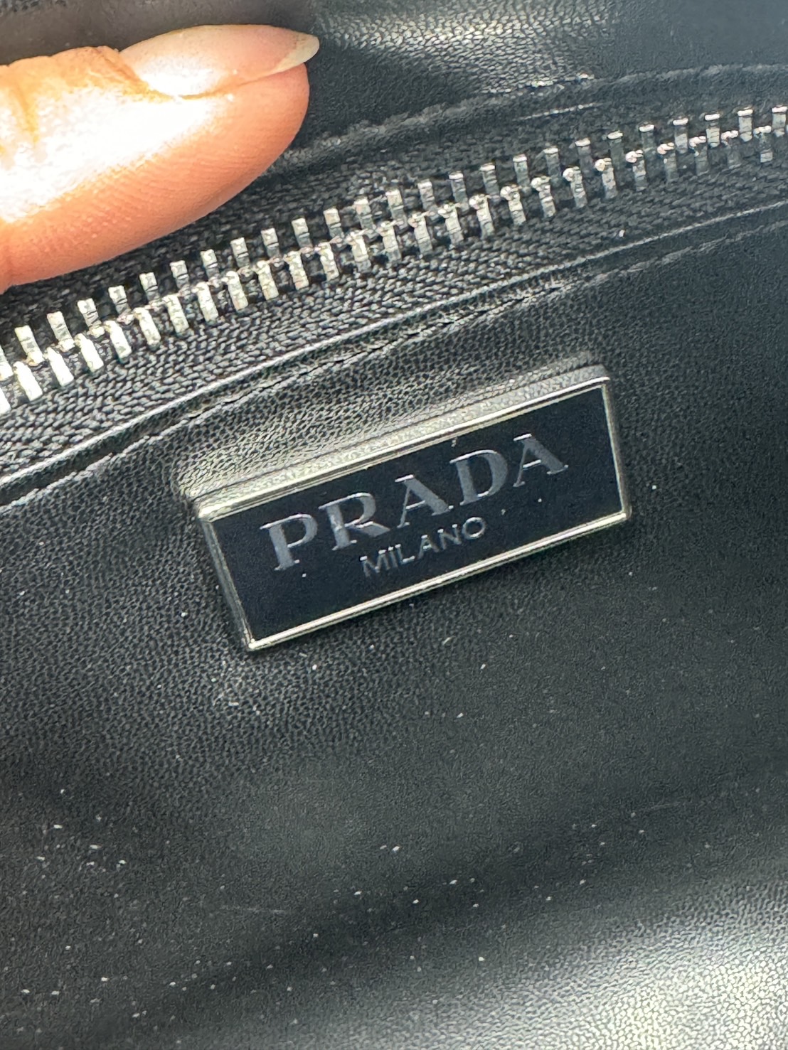 ORI หนังแท้ | Prada Antique nappa leather multi-pocket top-handle bag กระเป๋าสะพายทรง keepall มีช่องซิปด้านหน้าพร้อมหูจับ งานหนังยับดีไซน์เอฟเฟกต์เท็กซ์เจอร์ที่มีเสน่ห์สไตล์วินเทจ พร้อมทริกห้อยเพิ่มสไตล์สัมผัสที่โดดเด่นและร่วมสมัยยิ่งขึ้น
