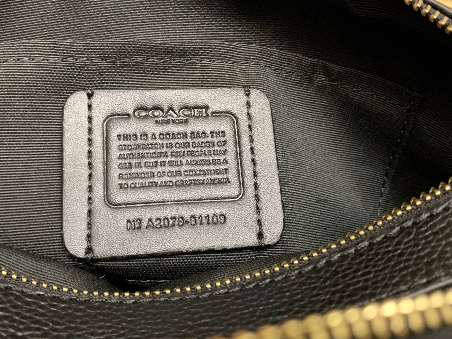 COACH JES CROSSBODY WITH HORSE AND CARRIAGE PRINT ((91109)) กระเป๋าสะพายครอสบอดี้ร์ หนังแท้นิ่ม ลายปริ้นรถม้าทั้งใบสวยงามมากๆค่ะ กระเป๋าแบ่งเป็น2ช่องซิปหลัก ช่องกว้างสามารถใส่กระเป๋าเงินใบยาวได้;ของจำเป็นได้ครบเลยค่ะ;มีช่องให้ใส่ของจุกจิก;พร้อมช่องโล่งด้า