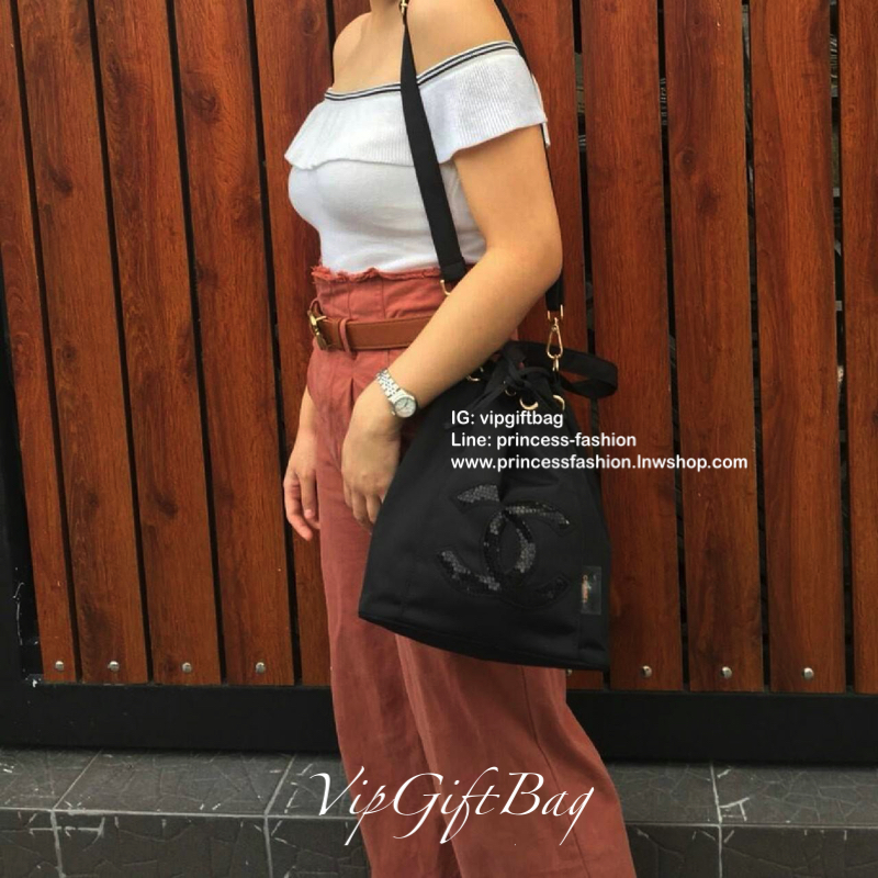 Best Seller มากี่รอบๆก็หมดค้า♡♡♡ กับกระเป๋าทรง Nylon Bucket Style จับจีบน่ารัก ของแท้จากงาน vip gift เคาเตอร์แบรนด์ chanel ตัวกระเป๋าทรงจากไนล่อน กันน้ำทั้งใบ อะไหล่ทองปั้มแบรนด์ ด้านหน้าปักเลื่อม CC สุดหรู ด้านในจุของได้เยอะ บุผ้าปั้