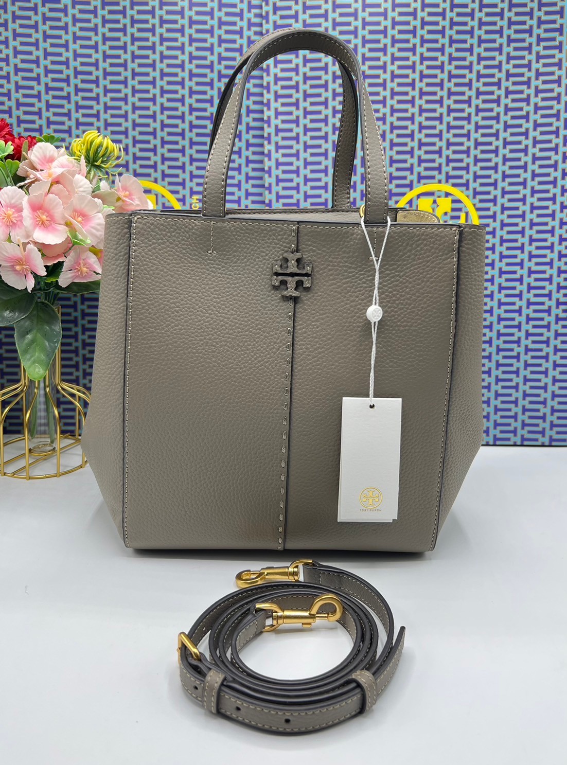 Tory Burch McGraw Leather Tote Bag / Tory Double T Tote Bag / TORY TOTE BAG พร้อมส่ง 4 สี กระเป๋าสะพายทรงโท้ท จุของได้เยอะใบนี้ตอบโจทย์ได้ดีมาก โทนสีเรียบง่าย แฝงไปด้วยความดูดี สุขุมและเป็นผู้ใหญ่