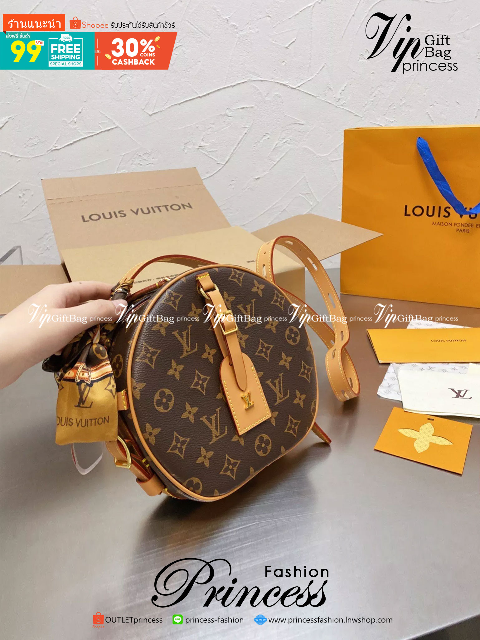 LV Boite Chapeau Souple MM กระเป๋าสะพายโดดเด่นด้วยรูปทรงกลมลายโมโนแกรมสุดชิค ขนาดกะทัดรัด เป็นรุ่นที่ตอบโจทย์และครองใจสาวๆ ได้อย่างแท้จริง ควรมีติดตู้ไว้สักใบ สามารถใช้งานได้ทั้งในชีวิตประจำวัน ไปเที่ยว ชอปปิ้ง รวมไปถึงงานสังสรรค์ค่ะ
