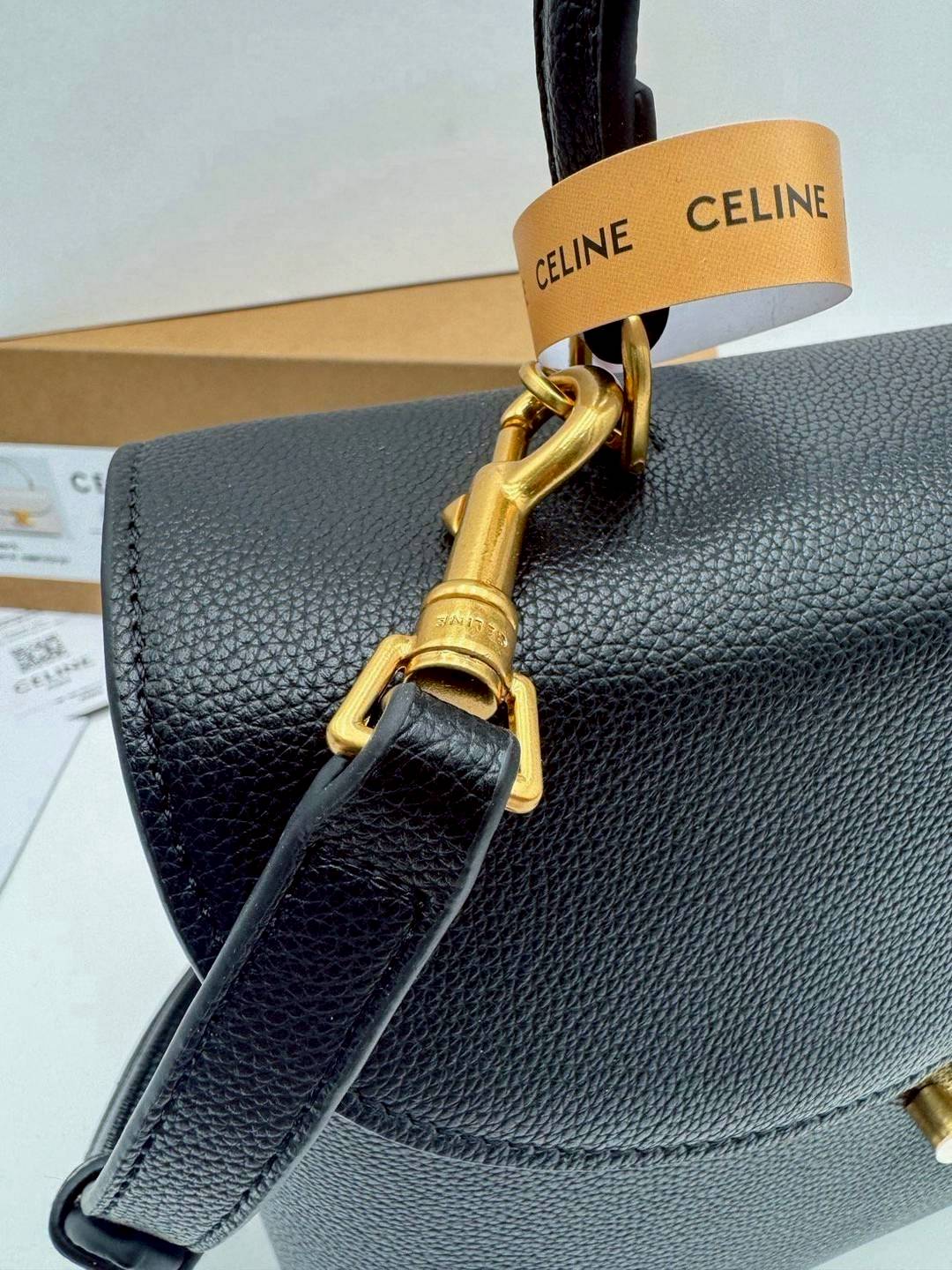 CELINE NINO BAG IN SUPPLE GRAINED LEATHER กระเป๋าสะพายพร้อมหูจับในตัว ดีไซน์แบบสวยสับดูแพงสุดๆ รูปทรงคลาสสิคทำให้ใช้งานได้ง่าย แมทช์ได้หลากหลายสไตล์ สวยมาก