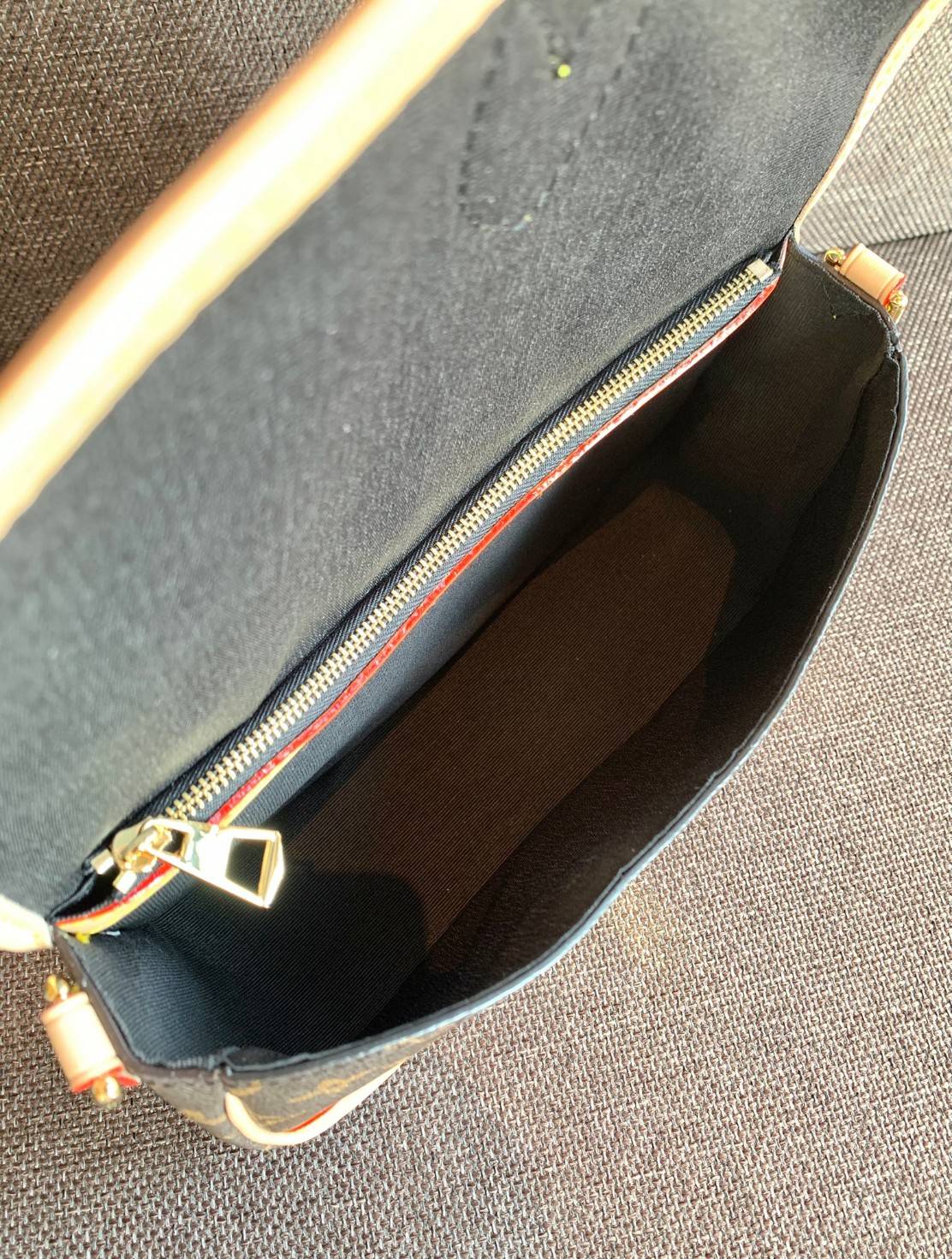 LOUIS VUITTON DIANE MONOGRAM พร้อมส่ง สุดคุ้ม! กับกระเป๋าLV พรีเมี่ยมกิฟ ตปท. หนังแท้ นิ่ม ทรงสวยมากๆค่ะ ((พื้นผิวหนังเป็นการขัดตามธรรมชาติจะมีรอยดำๆตรงขอบหนังนะคะ)) รุ่นนี้มาในลุคสวย หรู ดูชิล เพราะไม่ว่าลุคไหนๆก็เอาจริงๆจ้า! เปิดปิดกระเป๋าแบบกระดุมแม่เห