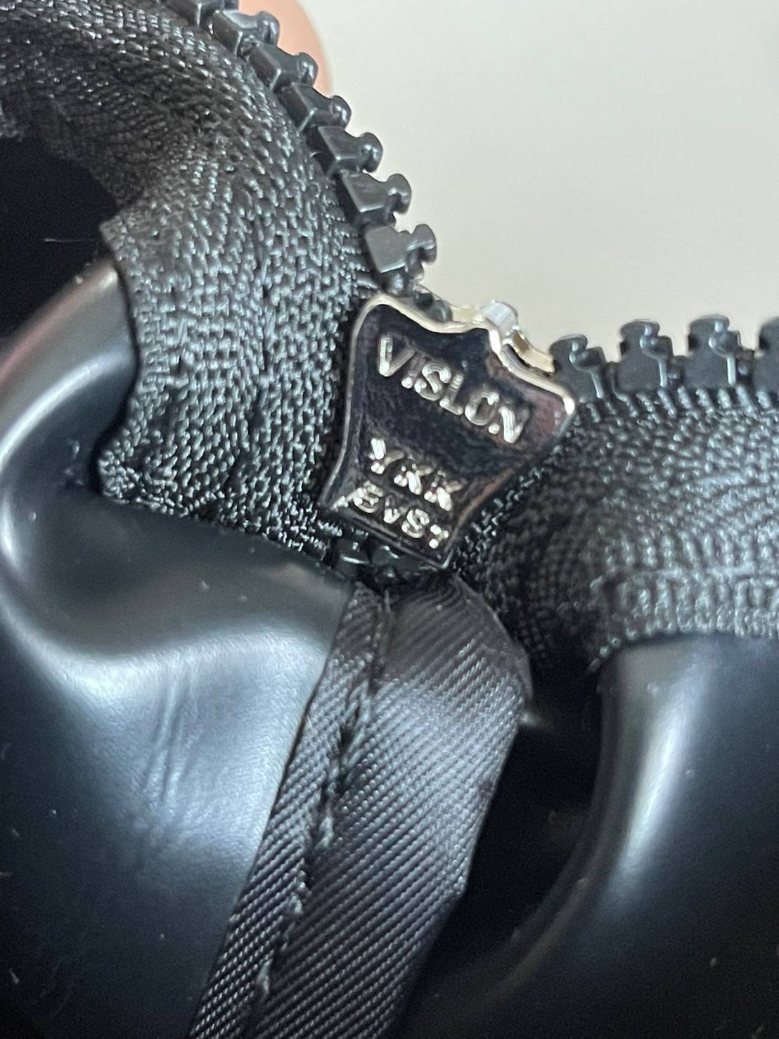 Longchamp Le Pliage Neo Size S มาพบกับกระเป๋ารุ่นยอดนิยม ที่สาวๆ ต้องมีไว้เก็บไว้สักใบ กระเป๋าโท้ทใบนี้ มาพร้อมกับสีที่มีสไตล์เรียบง่าย มีสายสะพายยาวช่วยให้คุณสามารถสะพายไหล่ได้อย่างสบาย ในขณะที่ที่ปิดแบบซิปช่วยให้คุณมั่นใจได้ว่าของด้านในมีความปลอดภัย Le 