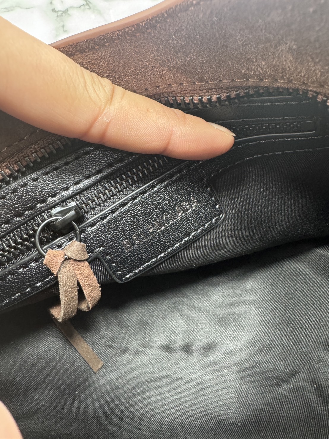 ORI หนังแท้ | Balenciaga Le City suede bag กระเป๋าถือ/สะพายข้างดีไซน์โดดเด่นสวยเท่ล้ำสมัย ใหม่ล่าสุดงานหนังกลับที่สุดแห่งความไอคอนิกไม่เหมือนใคร มีกิมมิคและลูกเล่นแพรวพราว