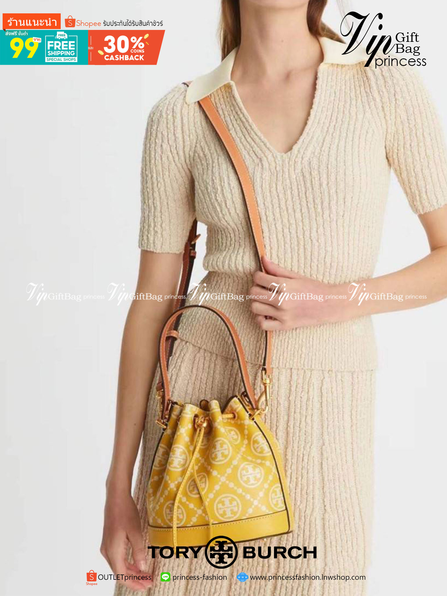 Medium : Tory Burch T Monogram Embossed Bucket Bag กระเป๋าถือหรือสะพายไหล่ ประดับด้วยลวดลายอันเป็นสัญลักษณ์ของแบรนด์ ถูกประดิษขึ้นด้วยความพิถีพิถันวัสดุหนังอย่างดี ด้านในบุด้วยหนังไมโครซูแอคเนื้อนุ่มทำความสะอาดง่าย กระเป๋าผ่าหลังด้านนอก1ช่อง ด้านใน 1ช่อง 