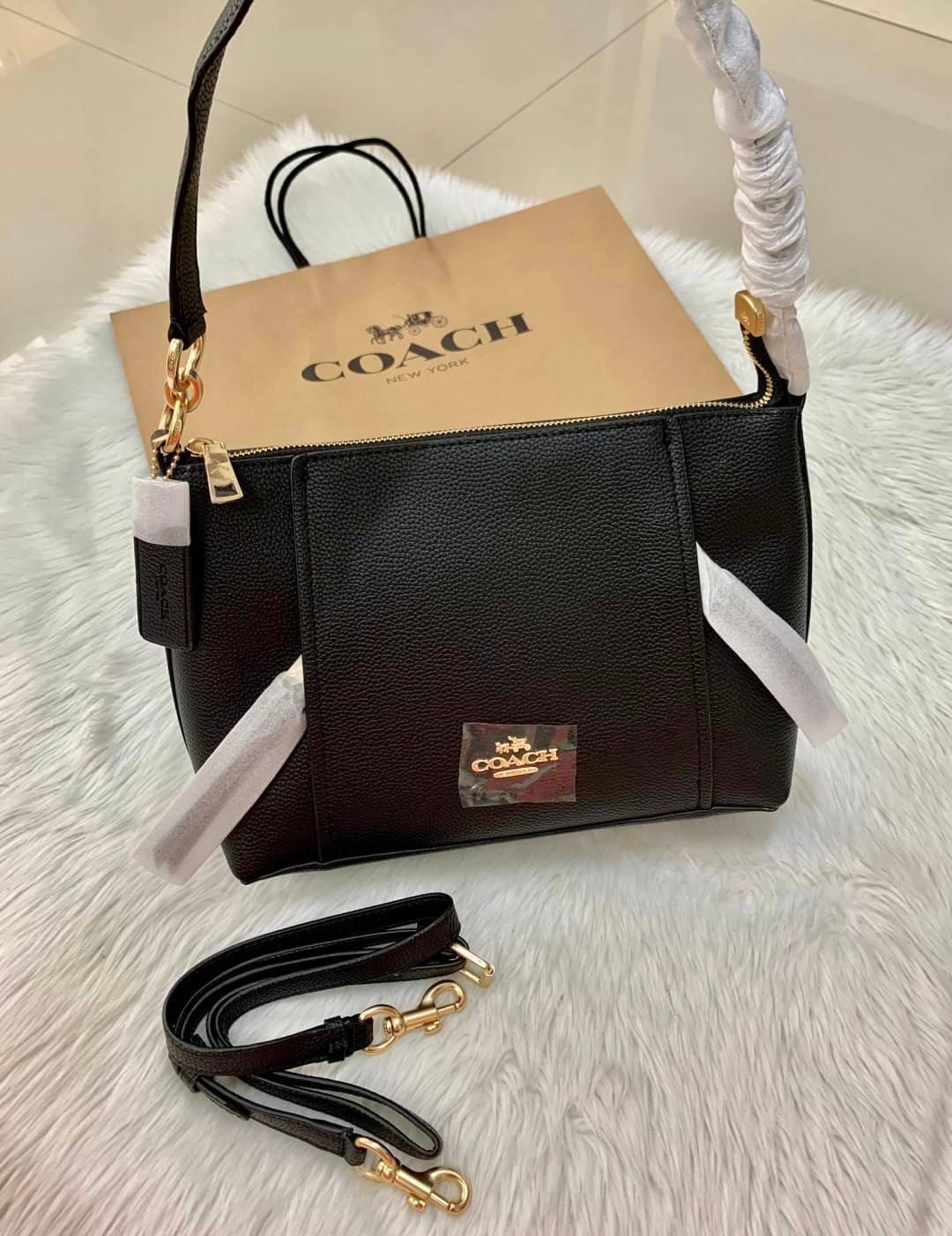 COACH SMALL MARLON SHOULDER BAG ((1600//1597)) 🌈พร้อมส่งที่ไทยอีกครั้ง ตามคำเรียกร้อง ห้ามพลาด! กระเป๋าหิ้ว//คล้องไหล่//สะพายข้างได้ หนังแท้ ทรงสวยมากค่ะ ด้านหน้ามีช่องซิปซ่อนแบบหนังห้อยให้2ช่อง ใส่ของจุกจิกค่ะ เปิดปิดกระเป๋าแบบซิป ภายในกว้างใส่ขอ
