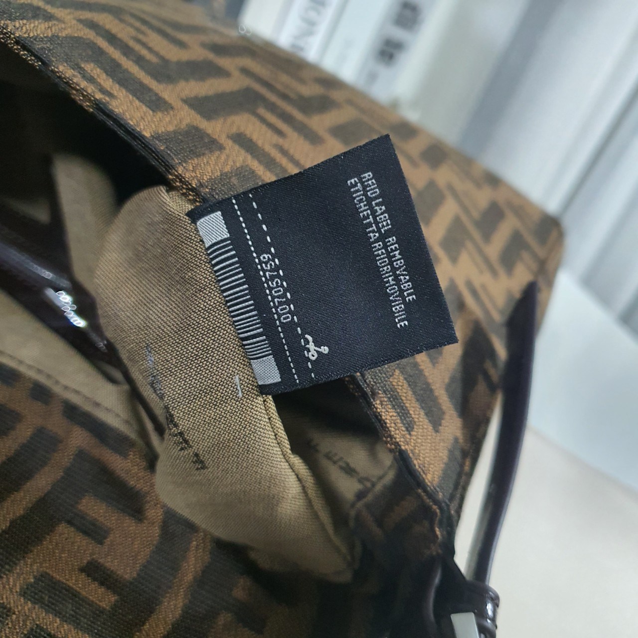 FENDI MAMMA BAGUETTE ZUCCA BROWN FABRIC BAG (GWP) พรีเมี่ยมกิ๊ฟ Limited Edition จาก FENDI วัสดุ CANVAS พิมพ์ลายแบรนด์ เปิดปิดด้วยฝาปิดกระดุมแม่เหล็ก ภายในมีช่องซิป ใส่ของแยกอีกช่อง สามารถใส่กระเป๋าสตางค์ยาว iphone เงิน ของจุกจิกได้ มาพร้อมสายสะพาย2แบบ ถอด