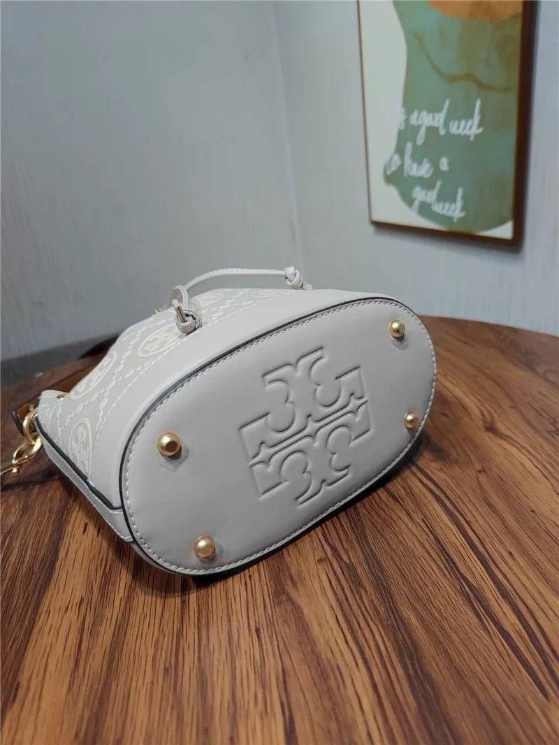 Medium : Tory Burch T Monogram Embossed Bucket Bag กระเป๋าถือหรือสะพายไหล่ ประดับด้วยลวดลายอันเป็นสัญลักษณ์ของแบรนด์ ถูกประดิษขึ้นด้วยความพิถีพิถันวัสดุหนังอย่างดี ด้านในบุด้วยหนังไมโครซูแอคเนื้อนุ่มทำความสะอาดง่าย กระเป๋าผ่าหลังด้านนอก1ช่อง ด้านใน 1ช่อง 