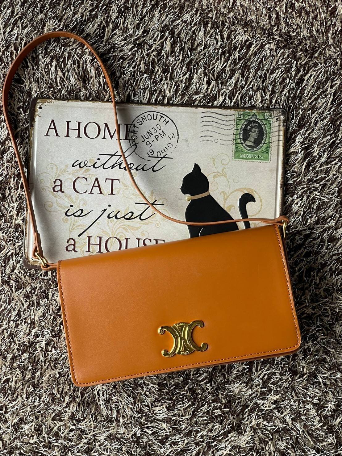 CELINE TRAPEZE TRIOMPHE BAG ดีไซน์เรียบหรู Timeless โดดเด่นมีเอกลักษณ์ ใช้ได้หลายโอกาส แมทช์กับการแต่งตัวง่าย จึงครองใจสาว ๆ ได้ไม่ยาก โดยเป็นกระเป๋าสะพายไหล่ที่อัดแน่นด้วยกลิ่นอายความคลาสสิกและหรูหราตามแบบฉบับของ Celine ด้านหน้าตกแต่งด้วยโลโก้สีทองโดดเด่