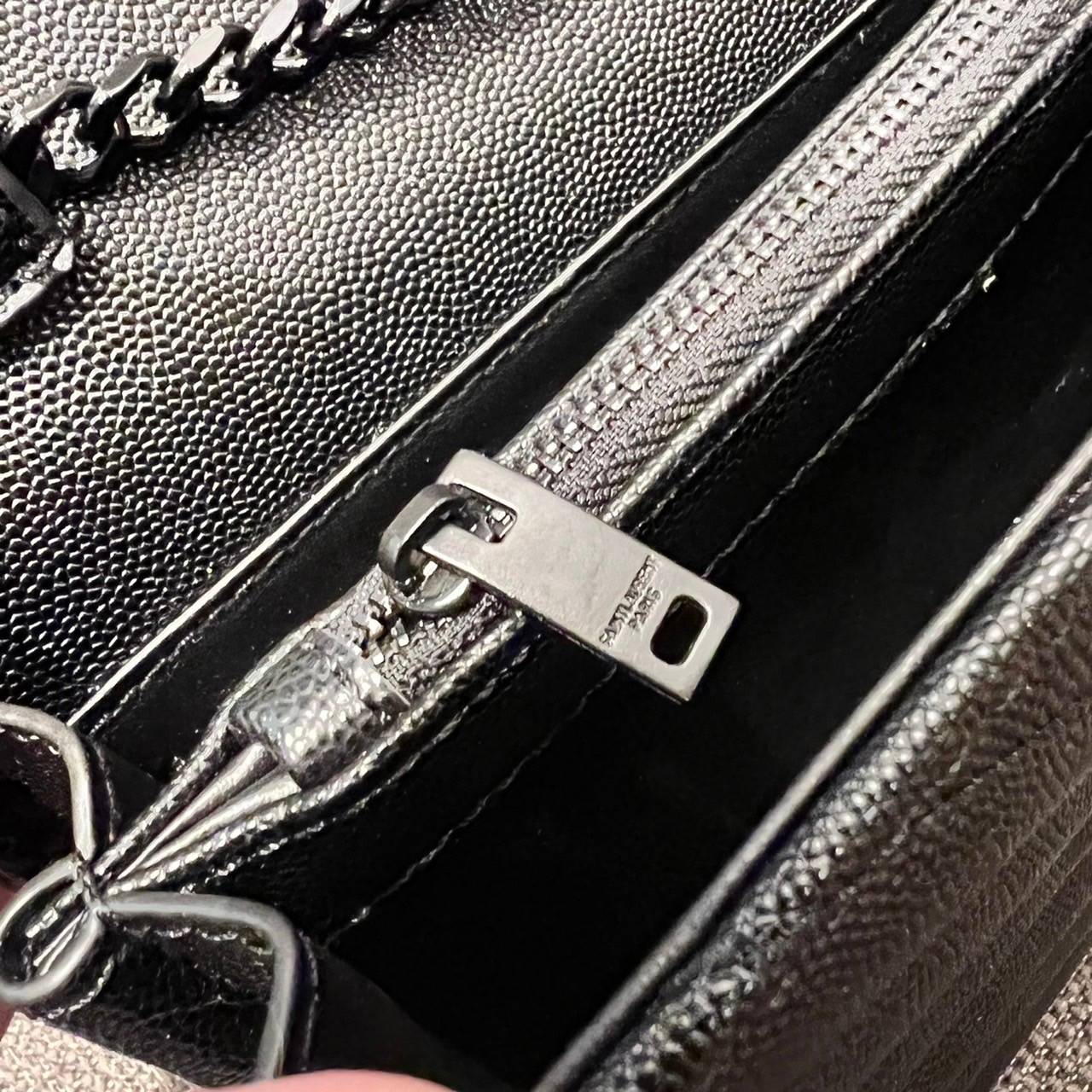 ไม่เคยผิดหวังจริงๆ!! กับรุ่นที่สาวๆรู้กัน Yves Saint laurent clutch bag with chain กระเป๋าสะพายทรง woc สุดฮอต ดีไซน์เรียบหรู โดดเด่นด้วยโลโก้ด้านหน้า เพิ่มดีเทลความผู้ดี วัสดุหนัง pepble ทนทาน ใช้งานง่ายเพียงแค่เปิด-ปิดด้วยกระดุมแม่เหล็ก ภายในแบ่งสัดส่วนไ