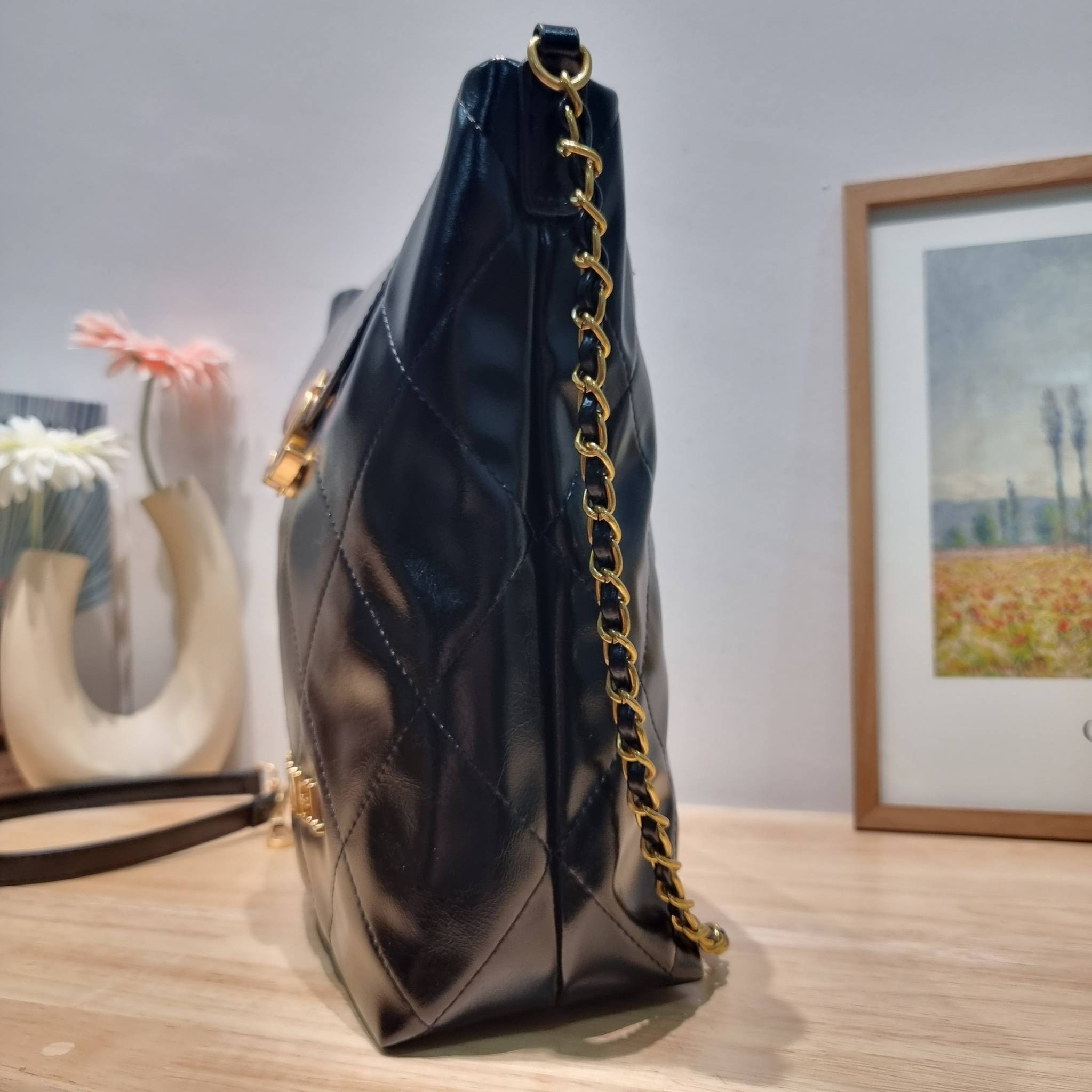 Chanel crossbody tote bag ไอเท็มเอ็กซ์คลูซีพ กระเป๋าสะพายรูปทรงโท้ทสะดวกใช้ มีฝาปิดกระดุมแม่เหล็กให้ในตัว และยังมีใบลูกอีกด้วย โดดเด่นด้วยโลโก้เอกลักษณ์สีทองหรู