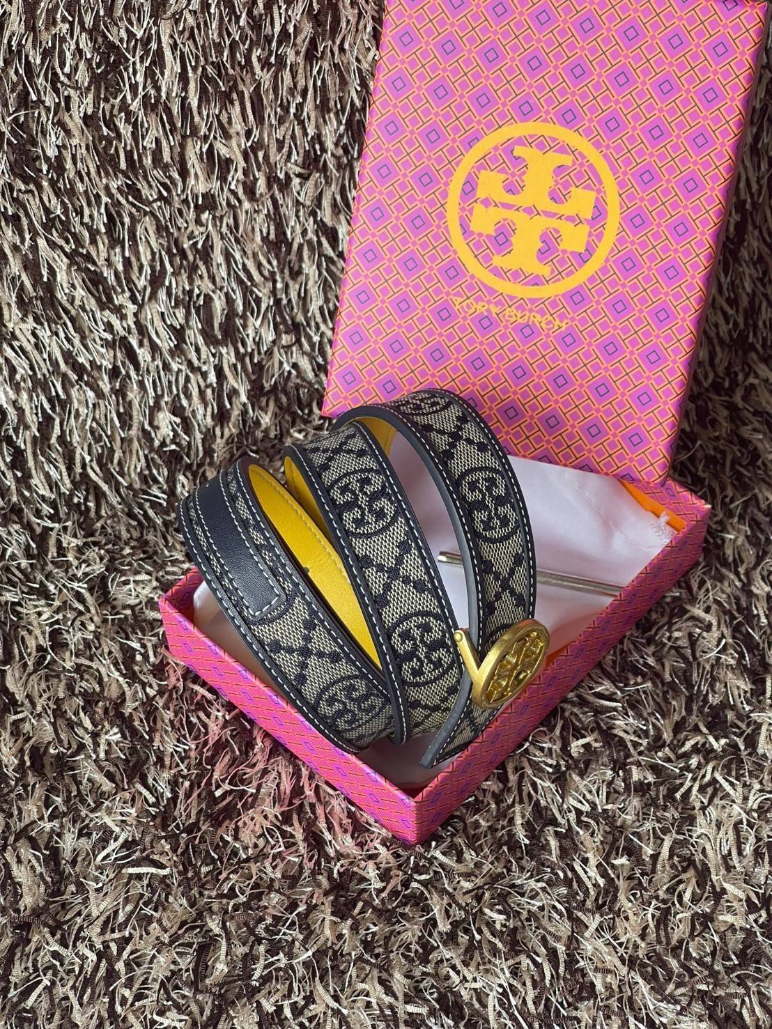 Tory burch t monogram jacquard belt เมื่อพูดถึงแบรนด์ระดับ Hi-end แล้วจะพลาดไม่ได้เลยกับแบรนด์ Tory Burch ที่ครองใจสายแฟชั่นมาโดยตลอด กับหัวเข็มขัดสัญลักษณ์ Double T ที่ได้รับความนิยมสูง มีการดีไซน์หัวเข็มขัดเป็นทองเหลืองเพื่อให้มีความโดดเด่นมากขึ้น ลวดลา