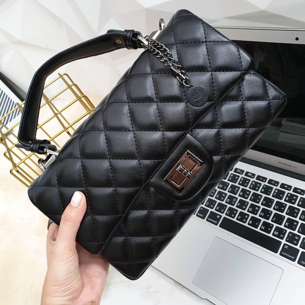 สินค้าเข้าใหม่ KEEP รุ่น Coco chain handbag ✨กระเป๋าทรงหรูวัสดุทำจากหนังแกะสังเคราะห์ หนัง นิ่ม ฟู ตึง สวยอยู่ทรงตามแบบฉบับของแบรนด์ รุ่นใหม่ตัวนี้ปักลายตารางสวยหรู การเย็บประณีตทุกตาราง อะไหล่สีดำ เงา เกรดพรีเมี่ยม ✨รุ่นนี้ดีไซน์มีหูหิ้ว สา