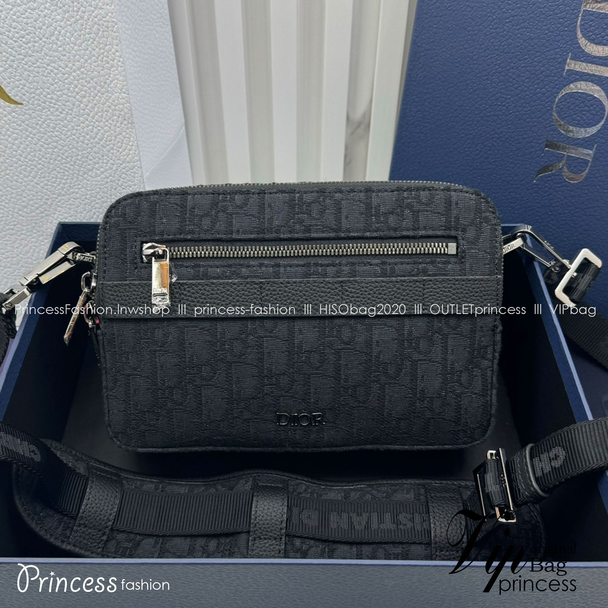 DIOR Medium Safari Bag with Strap / The hallmark Safari bag / Black Blue Oblique Jacquard / DIOR Messenger Bag กระเป๋าสะพายทรงแมสเซ็นเจอร์เอกลักษณ์ของแบรนด์แห่งตำนานความหรู