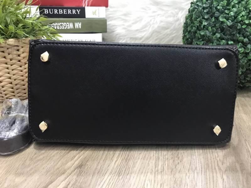 Kate Spade New York Cedar Street Maise CrossBody Bag กระเป๋าถือหรือสะพาย หนังลาย Saffiano สีทูโทนดำขาว สวยอยู่ทรงอด้านหน้าประดับ logo brand เปิดปิดด้วยซิป ภายในมีช่องซิป และช่องเล็ก ใส่กระเป๋าสตางค์ใบยาว ของใช้ ได้เยอะ มีหมุดรองฐานกันรอยสี่มุม มาพร้อมสายส