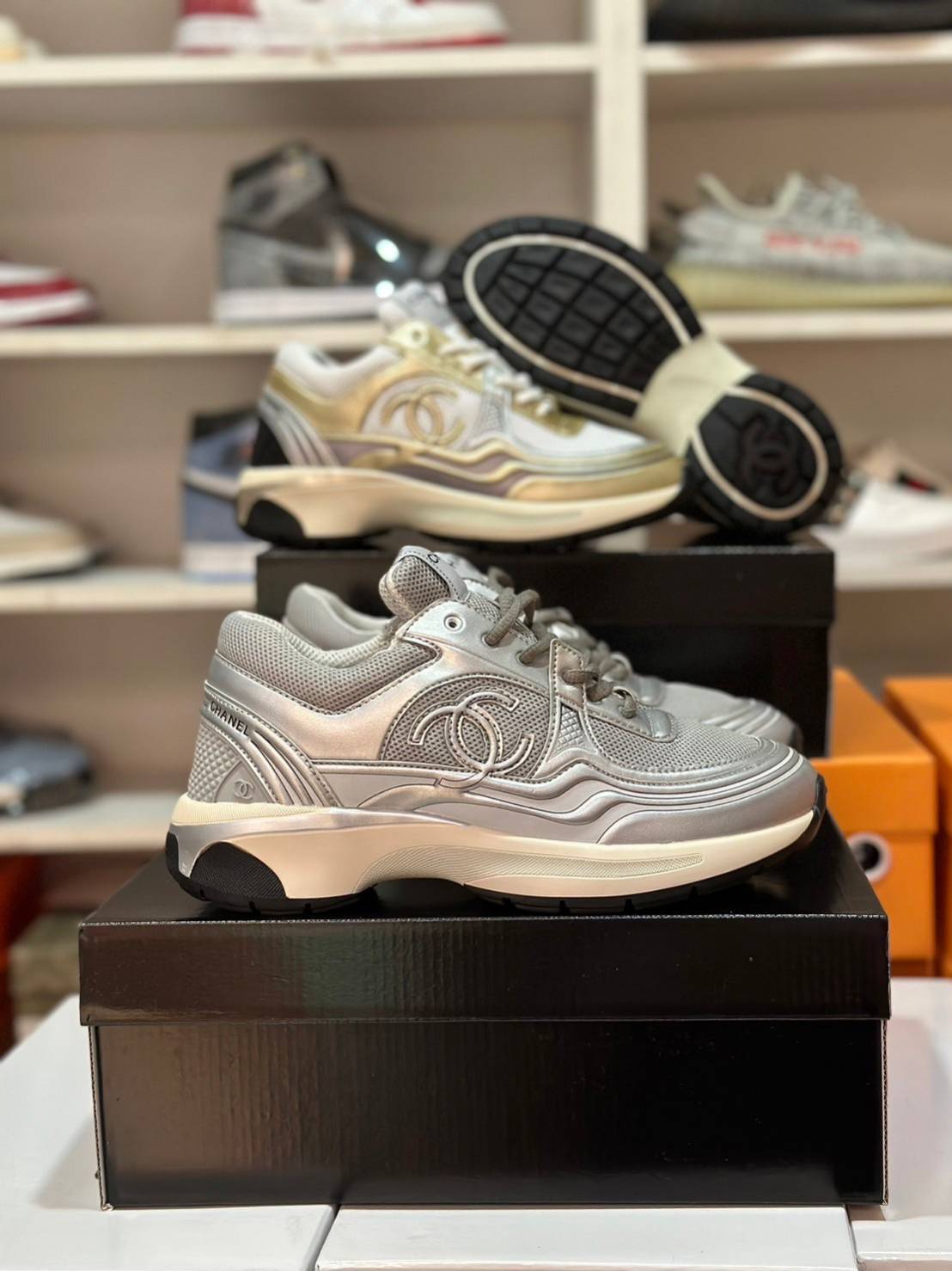 Chanel Sneakers 23s Fabric & Laminated White, Gold & Silver ออริสลับแท้ 1:1 ใช้งานต่างประเทศได้ รองเท้าผ้าใบชาแนล งานเกรดหนังเงาสวย ดีไซน์ใหม่ 2023 สวยหรูดูแพง